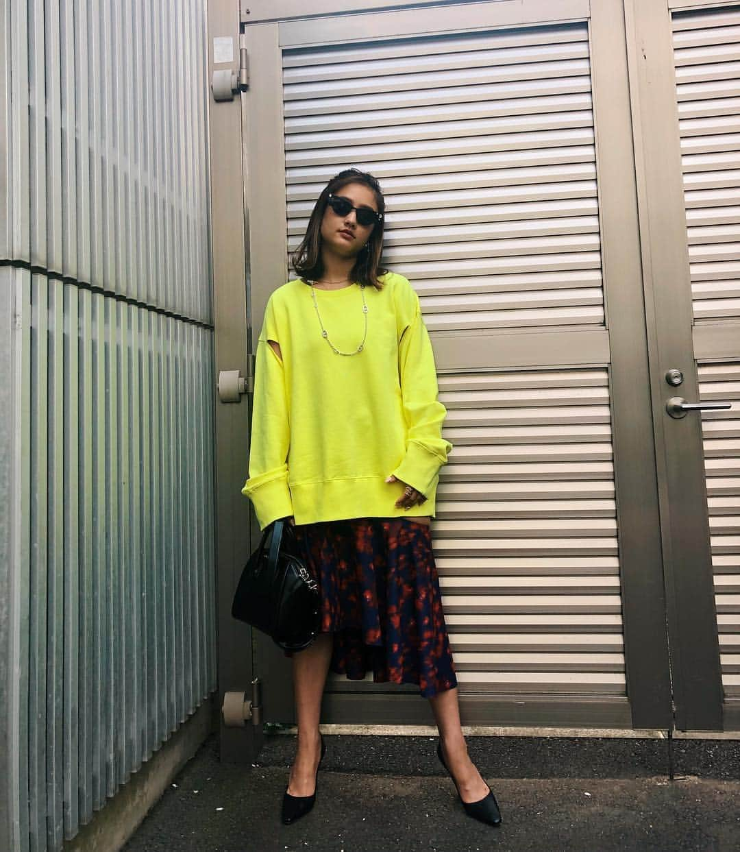 谷まりあさんのインスタグラム写真 - (谷まりあInstagram)「私服💛 チョーカーはNYで頑張ってるジョージが立ち上げたブランドの💛ジョージはいつも自分のやりたいことにまっすぐでカッコいい。本物の良さをまっすぐに説明してくれる人☺️情報も物もたくさんあふれてるけど、常に本物に触れていたい！本物を知ってる人ってかっこいい！若いからとか、この年だからとか聞くことあるけど歳なんて関係ない！常に自分のなりたい自分でいいと思う！背伸びをすることだって全く悪くないと思う！だって自分で頑張ってるんだもん💪😉😘何が自分にとって本当に必要か が分かれば迷わなくなるよ🥳！ #marimarifashion」4月21日 22時41分 - mariaaaa728