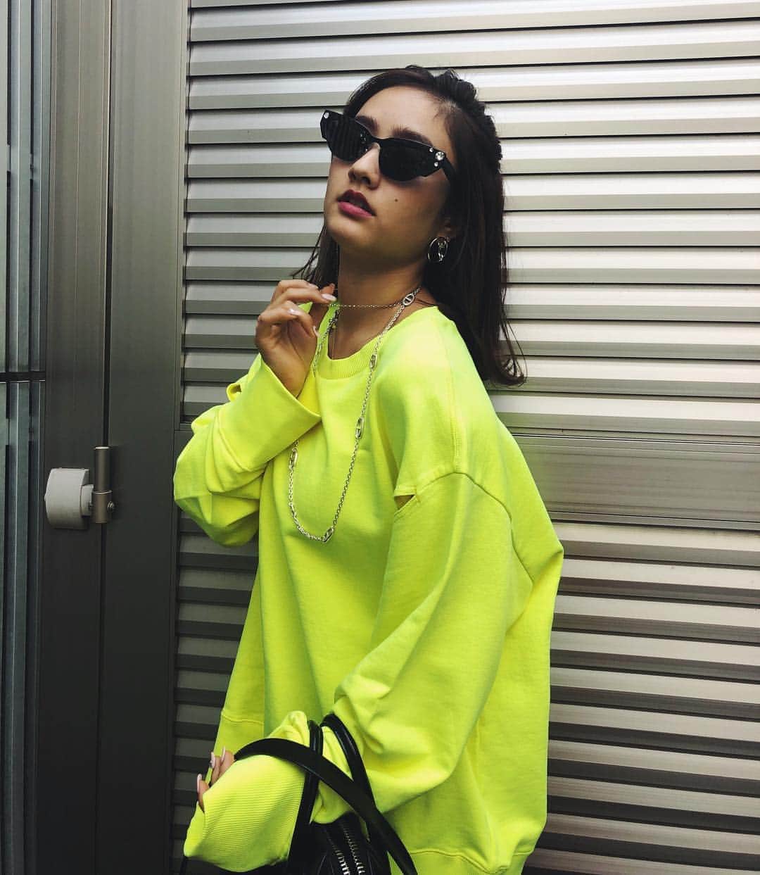 谷まりあさんのインスタグラム写真 - (谷まりあInstagram)「私服💛 チョーカーはNYで頑張ってるジョージが立ち上げたブランドの💛ジョージはいつも自分のやりたいことにまっすぐでカッコいい。本物の良さをまっすぐに説明してくれる人☺️情報も物もたくさんあふれてるけど、常に本物に触れていたい！本物を知ってる人ってかっこいい！若いからとか、この年だからとか聞くことあるけど歳なんて関係ない！常に自分のなりたい自分でいいと思う！背伸びをすることだって全く悪くないと思う！だって自分で頑張ってるんだもん💪😉😘何が自分にとって本当に必要か が分かれば迷わなくなるよ🥳！ #marimarifashion」4月21日 22時41分 - mariaaaa728