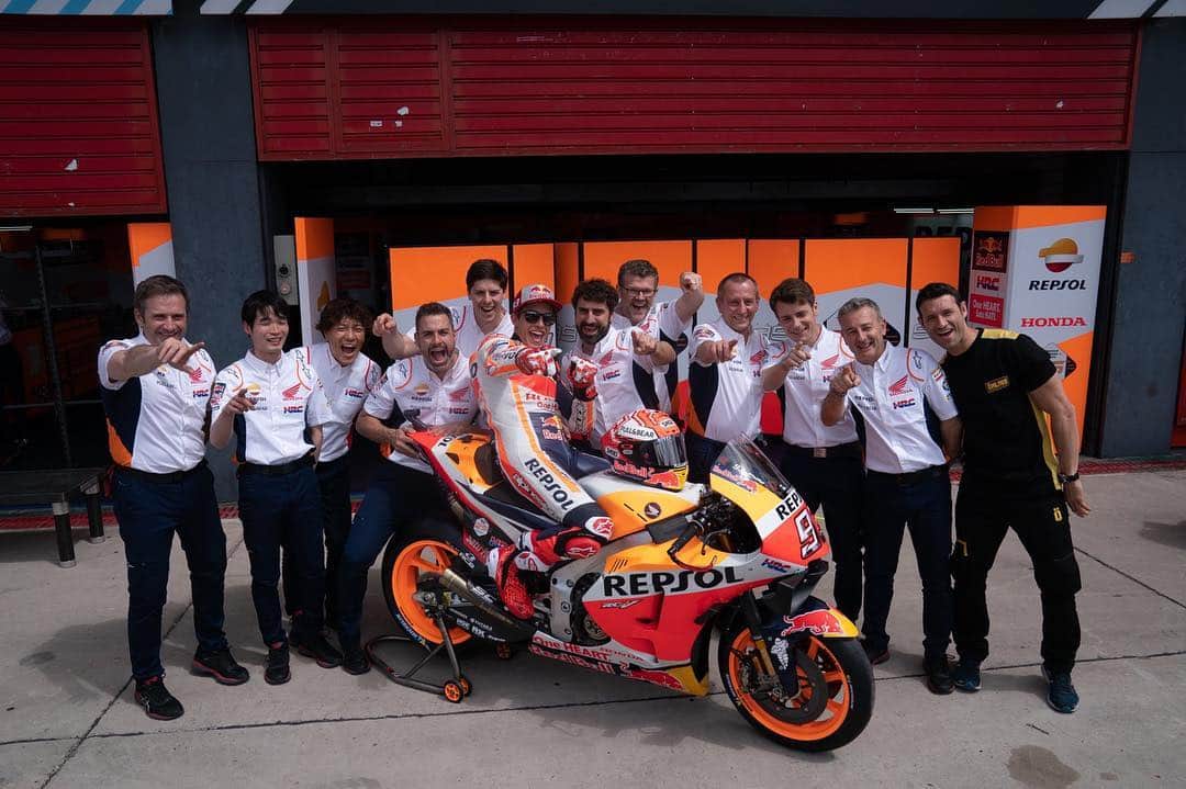 レプソル・ホンダのインスタグラム：「Hey you! 👋 ⠀⠀⠀⠀⠀⠀⠀⠀⠀ Yes, you! ⠀⠀⠀⠀⠀⠀⠀⠀⠀ Enjoy your Sunday 🌞 ⠀⠀⠀⠀⠀⠀⠀⠀⠀ #25RepsolHonda #Repsol #MotoGP #Honda #Racing #RepsolHonda #HRC #RC213V #MM93 #MarcMarquez #MM93🐜 #ThePowerOfDreams #Motorcycle」