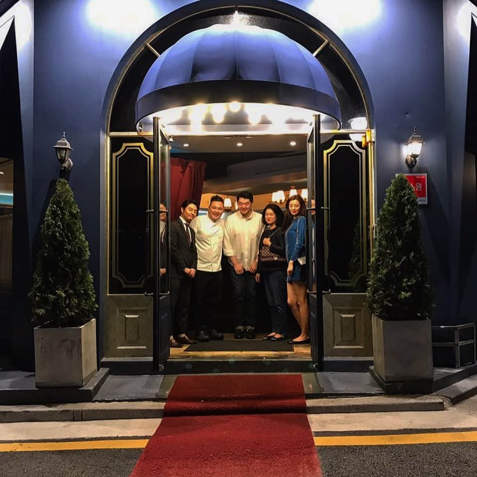 ステファニー・リーのインスタグラム：「Happy Birthday to the world’s best brother @paulleesomm  Awesome food and cake by @tavern38seoul 🥂🥂🍰🍰🍷🍷」
