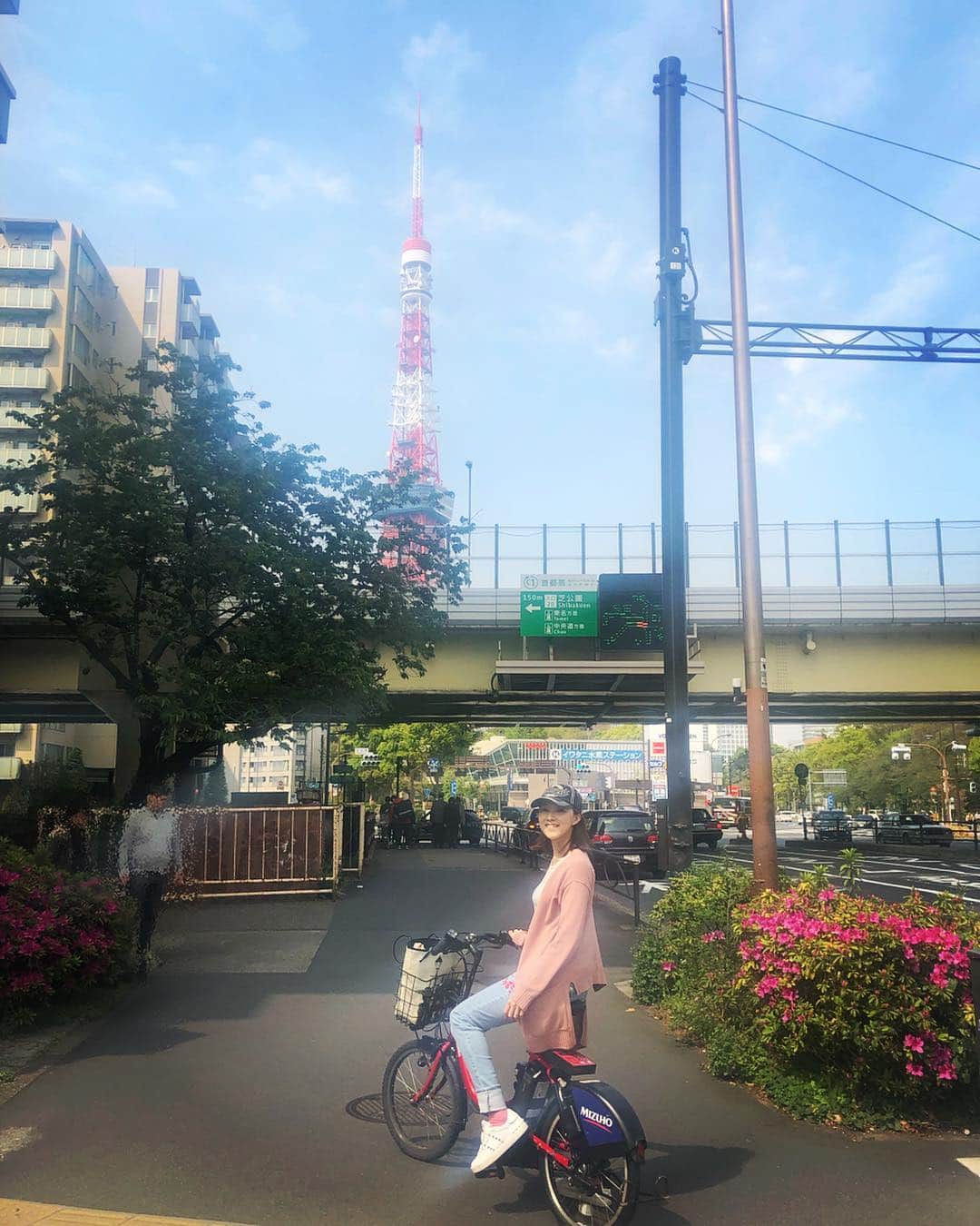 彩星りおんのインスタグラム：「思い立って家族でサイクリング。﻿ 気持ちの良いお天気でした😊﻿ 青空と東京タワーが爽やかで美しかった🗼﻿ ﻿ Happy Easter! beautiful sky with Tokyo Tower :)﻿ ﻿ #beautifulsunday ﻿ #tokyotower ﻿ #eastersunday」