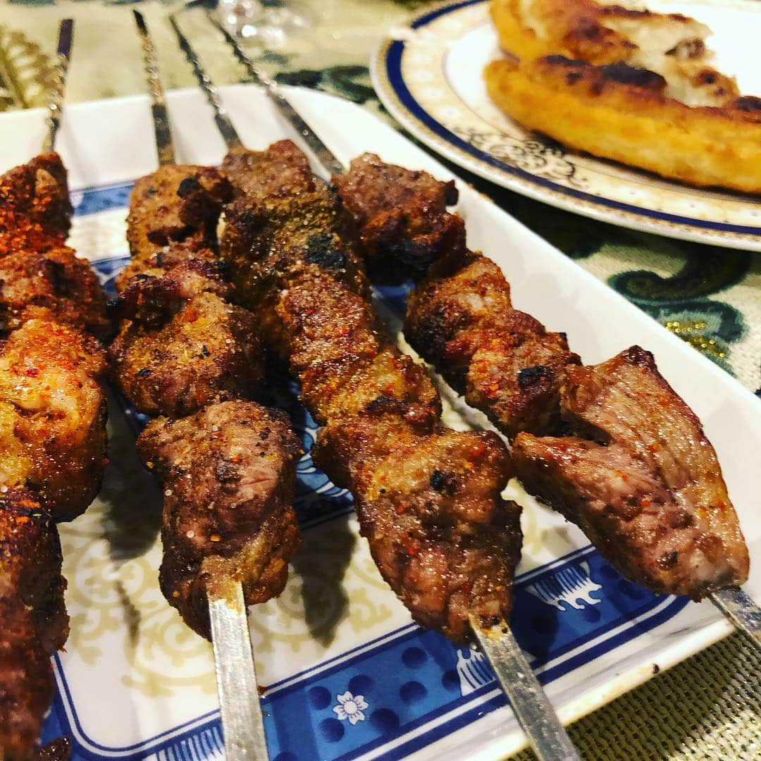 久保ミツロウさんのインスタグラム写真 - (久保ミツロウInstagram)「中央アジアの味が食べたい！と打ち合わせ後久しぶりの友達と外ご飯。都内に二軒しかないというウイグル料理屋さんの一つへ。全部テンション上がる料理で最高。ラグマン美味い！サラダから美味い！シルクロード…永遠なれ…。」4月21日 22時54分 - kubomitsurou