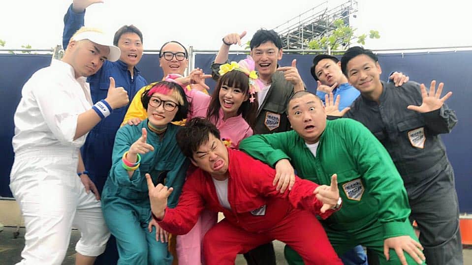 松浦志穂のインスタグラム：「沖縄国際映画祭 で #吉本坂46 2ndシングル初披露でした🌺スイートMONSTERの「現在地」という曲は沖縄の青い空🌤青い海🏖にピッタリの曲🥰しかし当日は雨、、☔️中止になるかもくらい強く降った時もあったけど何とか無事披露できましたー！ ・ 振り入れも2時間しかなく全員揃ったのは本番30分前、、これが吉本坂か、、⚡️⚡️と驚愕しましたが本番の写真見るとめちゃくちゃ楽しそうにパフォーマンス出来ている🥰実際楽しかったです🥰テンション上がる曲なんだよなあ🥰 ・ #吉本坂46  #沖縄国際映画祭 #スイートMONSTER」
