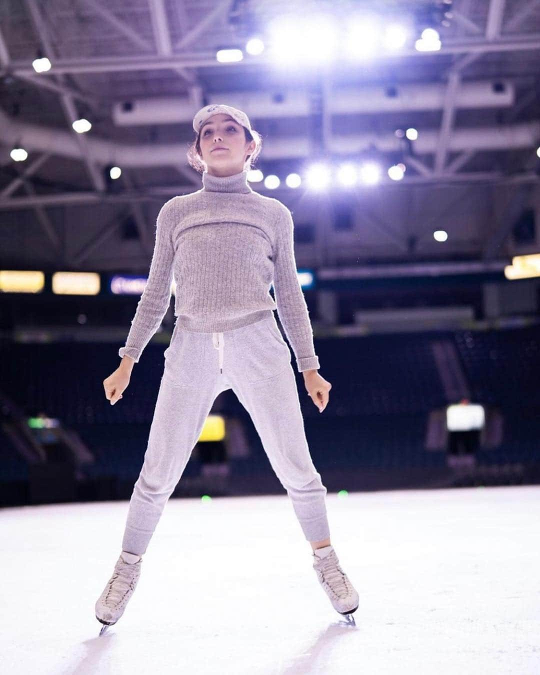 メリル・デイヴィスさんのインスタグラム写真 - (メリル・デイヴィスInstagram)「🤔 Probably thinking about #gameofthrones ••• 📸: @oniceperspectives @starsonice ⛸✨」4月21日 22時49分 - meryledavis