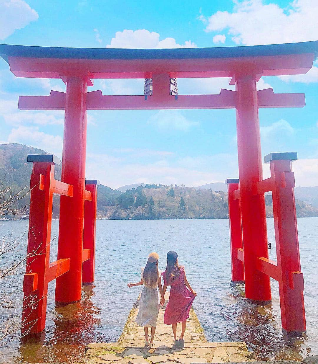 吉川ちえさんのインスタグラム写真 - (吉川ちえInstagram)「箱根神社⛩いってきたよ❣️ めちゃインスタ映えだった🥺🌈 パワスポだしパワーたくさん貰った✊ . 天気も良かったし暖かくて 本当に観光日和でした👌💜❤️ .  #箱根神社 #箱根神社パワースポット #鳥居 #箱根旅行 #箱根 #インスタ映え」4月21日 22時49分 - yoshikawachie_16