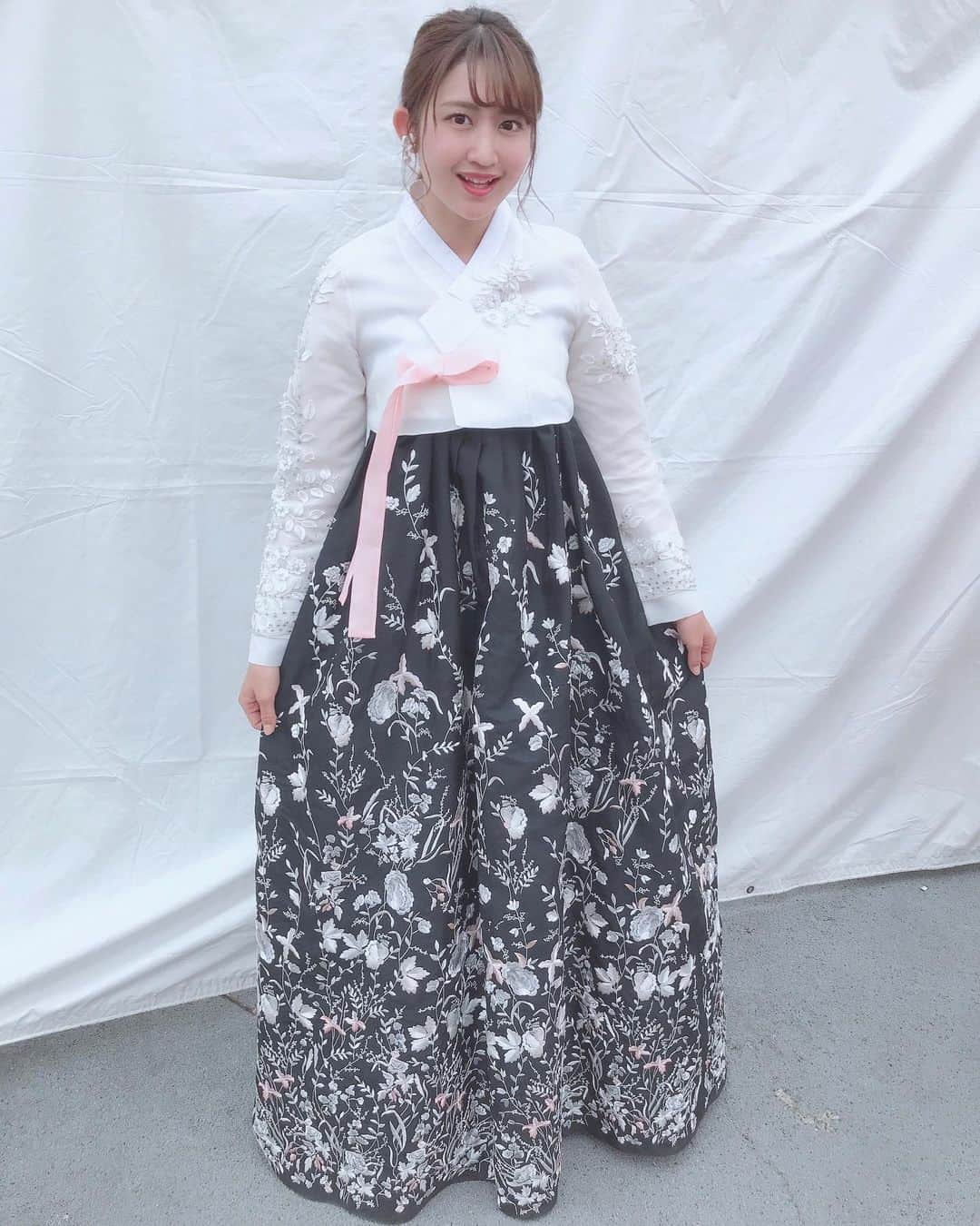 沢井里奈さんのインスタグラム写真 - (沢井里奈Instagram)「♡ . 韓日友好ファッションショー ありがとうございました👗💕💕 . 古風、現代など色々な種類があって とても華やかなステージでしたね🌹🌸 . 私はウエディングのチマチョゴリを 着させて頂きました💎✨ ビュジューのキラキラもお花の刺繍も とっても可愛かったです☺️💓💓 . すごく緊張したけど、 楽しかったです👒🌼💕💕 . #koreafestival #hanbok #hanbokdress #hanbokkorea #koreafashion #instafashion #korea #jeonju #nagoya #instagood #instagramjapan #japanesegirl #girls #사복 #옷스타그램 #팔로우 #韓国フェスティバル #ファッションショー #チマチョゴリ #韓服 #韓国領事館 #韓国 #全州市 #チョンジュ #久屋大通公園 #栄 #名古屋」4月21日 22時50分 - sawairina