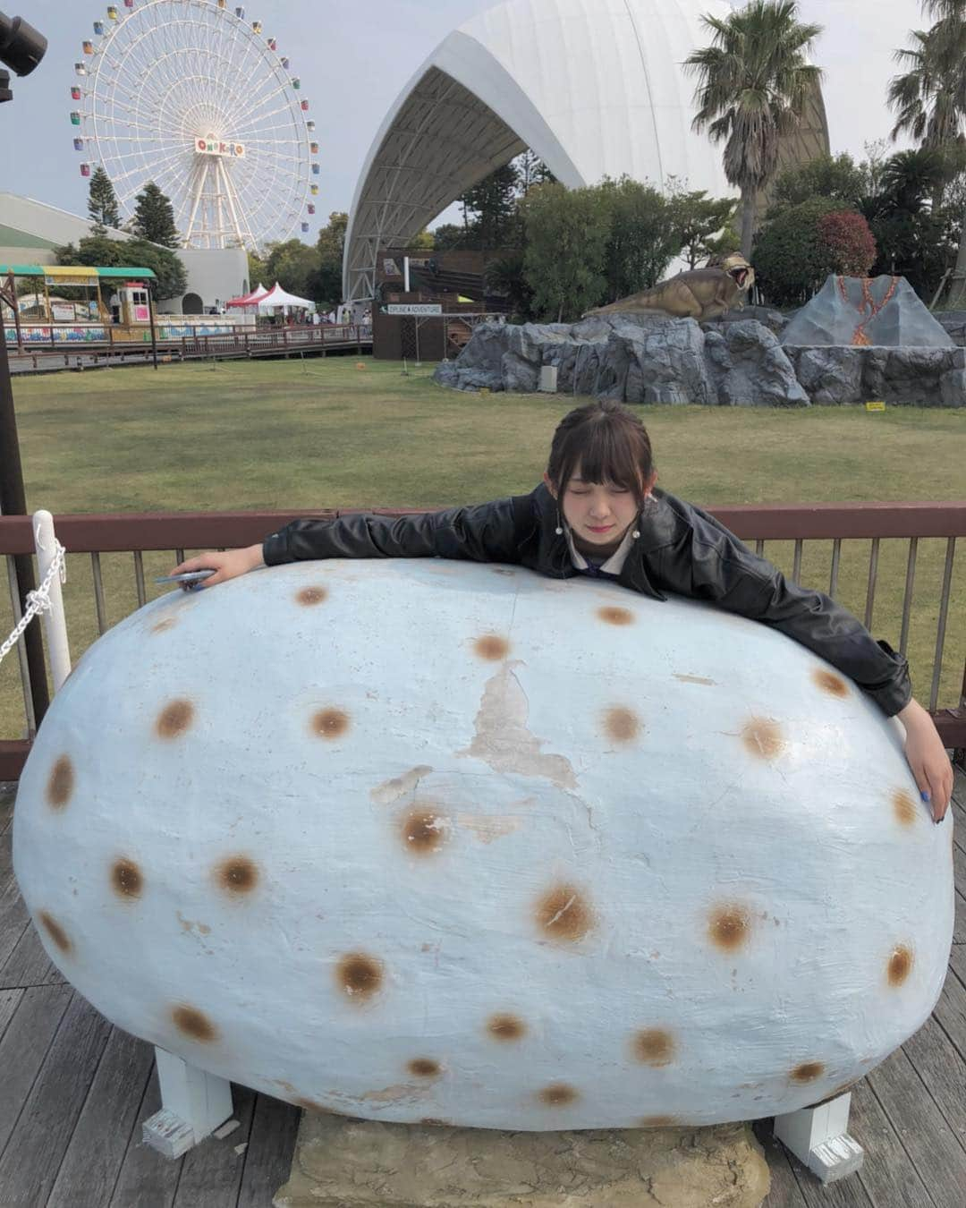 松田美里さんのインスタグラム写真 - (松田美里Instagram)「瑠香との温度差よ  助けようとしたけど自分だけやられちゃうっていう 全力モブ感半端な🌵（この後リスポーンに戻る） 恐竜さんと戯れ楽しかったなあ」4月21日 22時59分 - miri_matsuda