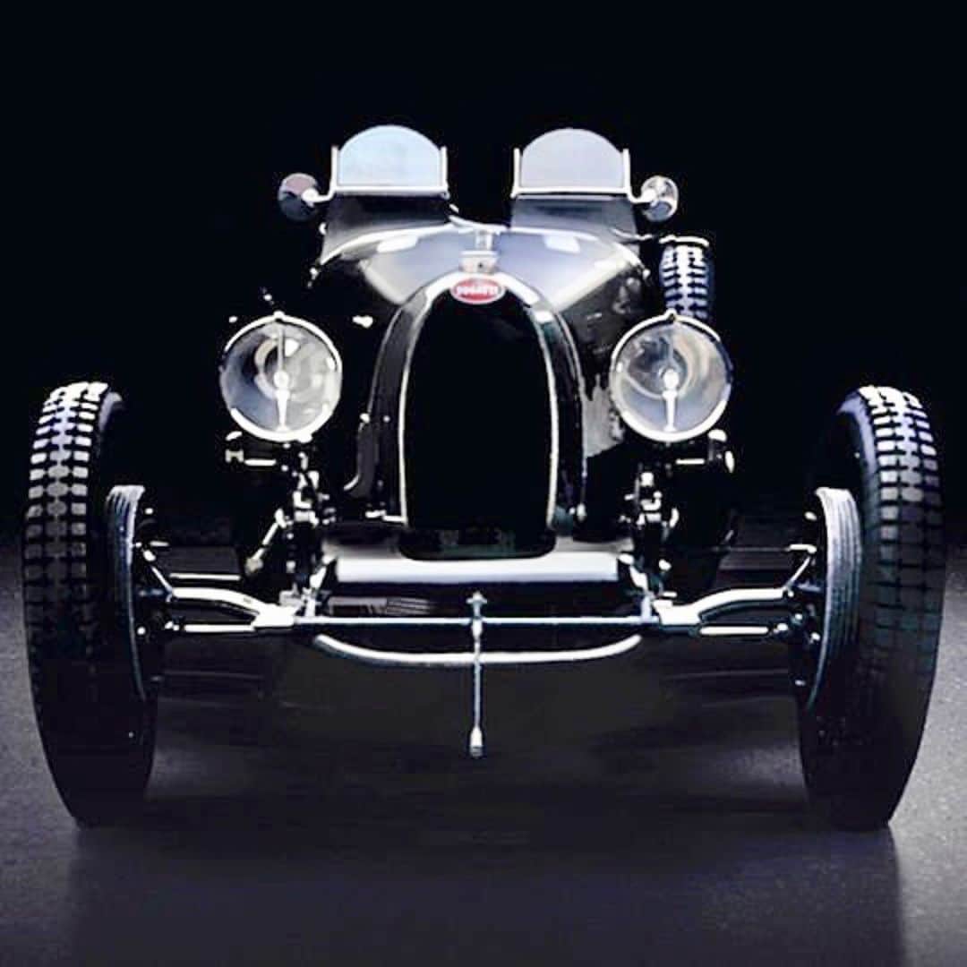ブガッティさんのインスタグラム写真 - (ブガッティInstagram)「Carlo Bugatti: “The purest perfect shape of nature is the egg”. And thus Carlo’s son Ettore used this shape as his inspiration for Bugatti’s unique front grille – a shape that lives on in modern times.  #Bugatti #BugattiChiron #Chiron #OnlyChirons #Supersportcar #Hypercars #HappyEaster #EttoreBugatti #CarloBugatti #Eggshape #Bugattigrille  #BugattiType35 #Type35」4月21日 22時59分 - bugatti