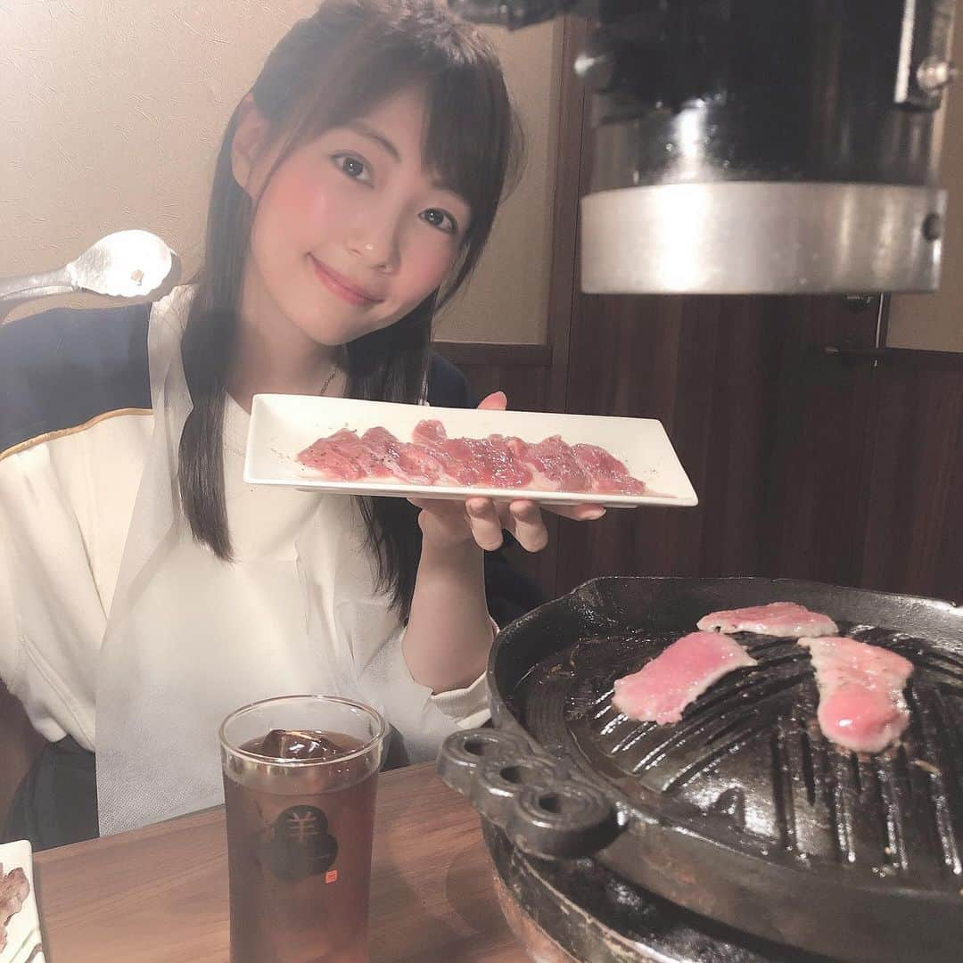 うえむらちかさんのインスタグラム写真 - (うえむらちかInstagram)「うえむらちかのカープごはん。2019﻿ ﻿ 本日の勝鯉めしは…﻿ ﻿ 【ジンギスカン羊一田町・三田店】﻿ @youichi.tamachi.mita﻿ ﻿ さんに行ってきましたー！﻿ ﻿ ﻿ 我慢した甲斐がありましたね…﻿ ﻿ カープ四連勝こいフォー✌️✌️﻿ ﻿ ということで、勝利の日は美味しいごはんとお酒‼️﻿ . 前から行きたかった羊一さんに行ってきました☺️✨﻿ ﻿ 今回食べたメニューはこちら☟﻿ ﻿ ジンギスカンコース🐏 . 🌸ジンギスカン（特選肩ロース）. 🌸ラムランプ（お尻のお肉） 🌸もやし・たまねぎ 🌸麹キャベツ・ネギサラダ ・白菜キムチ・わさび枝豆 🌸【札幌名物】山わさびご飯. 🌸アイス﻿ ﻿ 今まであまりジンギスカンを食べる機会がなかったのですが、くさみもなくトッピングの塩わさびがジンギスカンとマッチしていてとても食べやすかったです💕﻿ ﻿ シメのご飯は、山葵を溶かした醤油をさっとかけていただくんですが、これが本当にさっぱりしててお気に入り🤤﻿ ﻿ 勝利の美酒の肴は、カープ話にピリっと効いたわさびと…﻿ ﻿ 貧血の原因になるビタミンＢ１２﻿ 脂質の代謝に欠かせないビタミンＢ１﻿ 皮膚をキレイに保つビタミンＢ２などが豊富に含まれてるジンギスカンで🥂﻿ ﻿ . さあ、召し上がれ〜🤲﻿ ﻿ ﻿ 🍴ジンギスカン羊一田町・三田店﻿ 東京都港区芝5-27-13 YA三田ビル 5F﻿ 電話番号	03-6435-2947﻿ 営業時間	【月～金】17:00～23:30﻿ 【土・日・祝】16:00～23:30﻿ ﻿ http://www.youichi.jp/﻿ ﻿ #ジンギスカン羊一 #羊一 #ジンギスカン羊一田町店 #田町焼肉 #田町ジンギスカン #ジンギスカン #pr #フードスタグラム #勝鯉のごはん #カープ女子 #carp #勝鯉めし #うえむらちかのカープごはん」4月21日 23時01分 - uemurachika