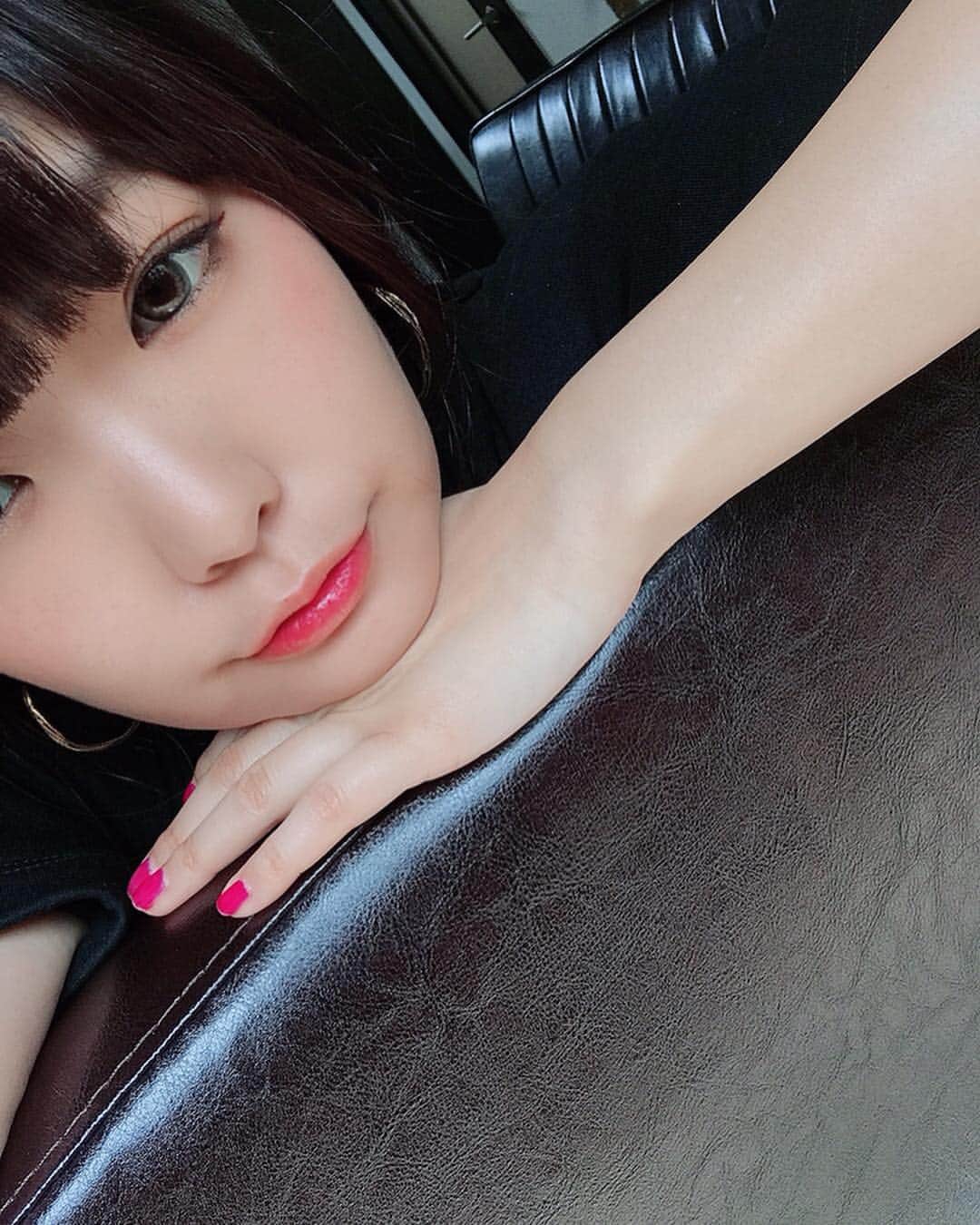 Yun chiのインスタグラム：「👀 . . 早起きして書類とかデータとか作って送って、スタジオまで時間あるからお外で予習とか雑務とかしようと思ったら日曜日の新宿はごった返していて、カフェなんぞ入れず。 メールやら送られてきた音源の確認しつつテクテク歩いていたらあっという間にスタジオの時間だし、歌い始めたら意外と難しくて時間足してたくさん歌ったおかげで色々発見があった☺︎ 明日にいかすぞ♪ 自炊したし、お風呂にはいったし、メール返しながらそろそろ寝ましょ。 . #selfie#🤳#me#yunchi #自然光 すごい。 #lilmoon の #カラコン を14.4mmから #skingrege 14.2mmにした◎」