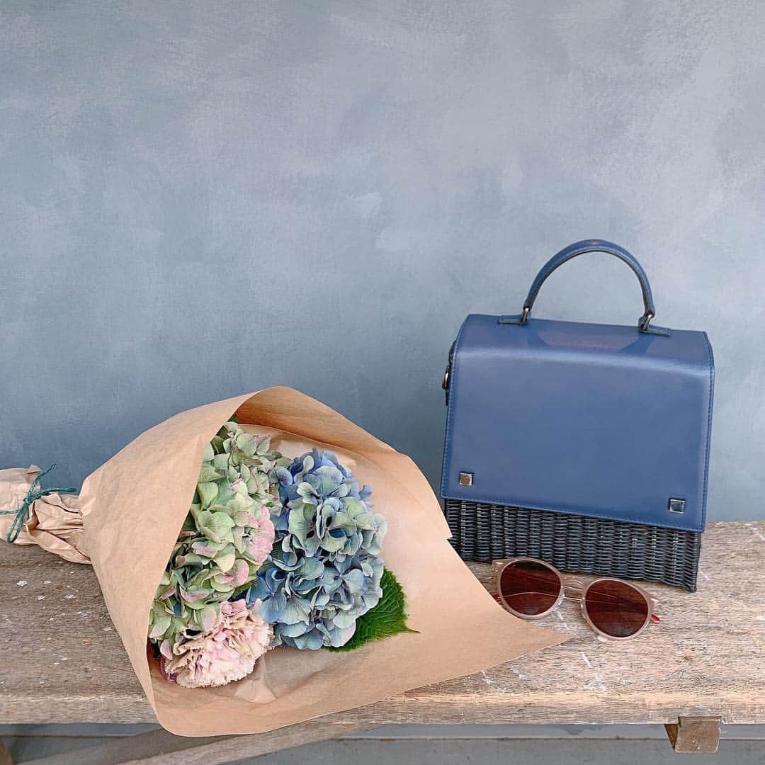Sayakaのインスタグラム：「* くすみカラーが可愛い紫陽花💠 . . #flower #flowers #hydrangea  #flowerlovers #floweroftheday #flowerstagram #flowerarrangement #sayakasflower  #花 #あじさい #アジサイ #紫陽花 #花のある暮らし #花のある生活」