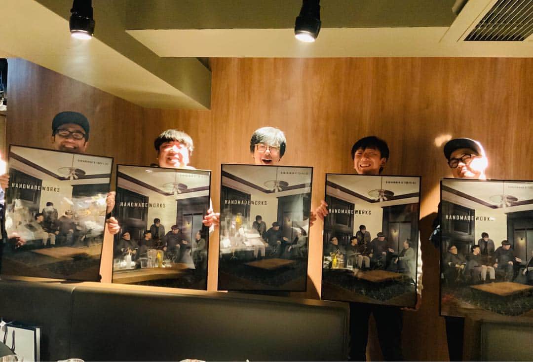 角田晃広さんのインスタグラム写真 - (角田晃広Instagram)「ハンドメイドワークス2019終了！ ありがとうございました！ 設楽さんから額に入ったサイン入りのポスター頂きました。凄く好きな写真だから飾るしかない。  #バナナマン#東京03#ハンドメイドワークス」4月21日 23時20分 - akihiro_kakuta