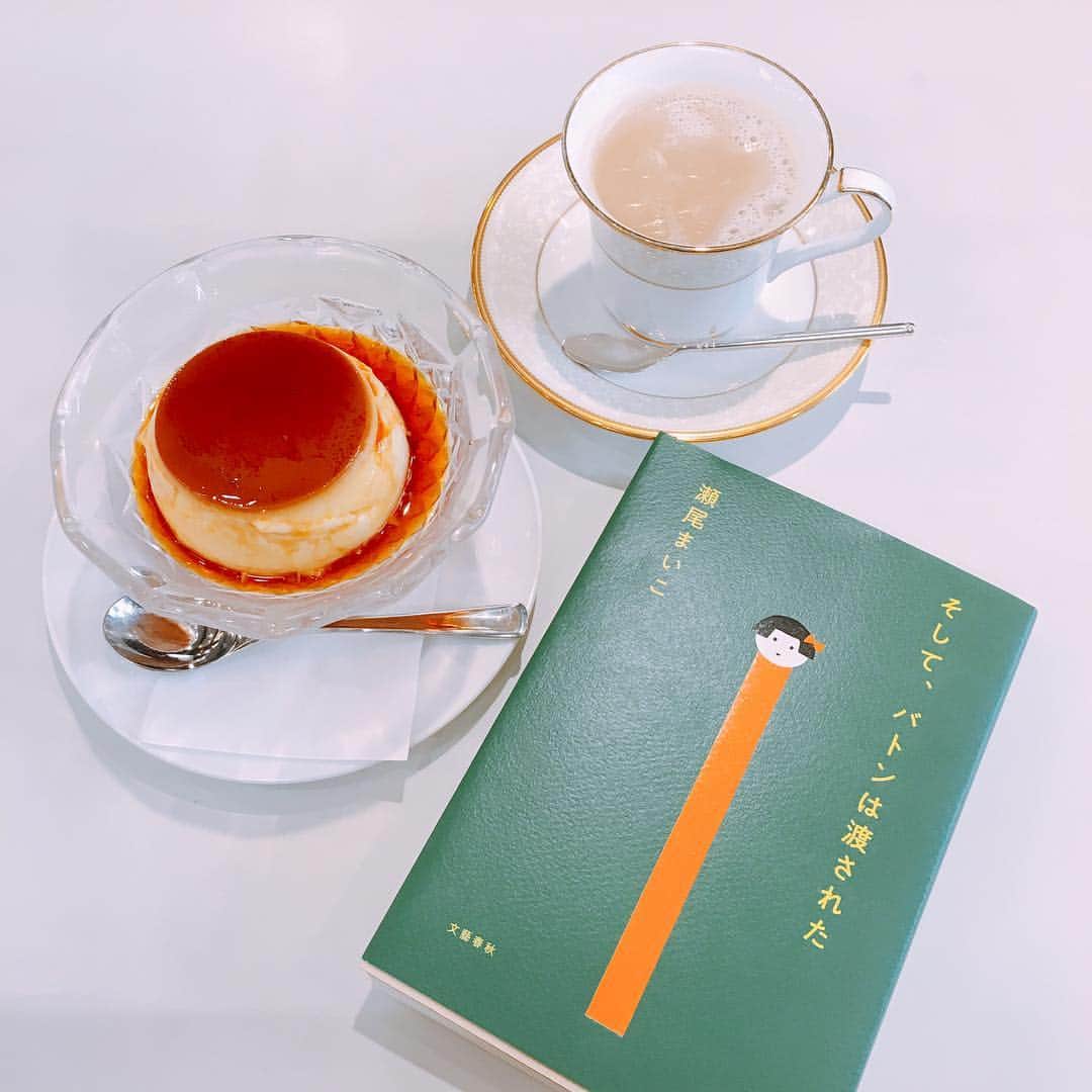 のインスタグラム：「今年の本屋大賞受賞作品。 瀬尾まいこ『そして、バトンは渡された』  血の繋がらない親の間をリレーされ、4回も名字が変わった森宮優子、17歳。（本の帯より）一見、親に振り回されているようだけれど、どの親の愛情もまっすぐに注がれていて。愛し方は様々なんだけれど、登場人物、みんなが愛おしい。  本って、不思議と出会うタイミングがあると思うんだけれど、この作品にも今、欲しかった言葉があった。  #そしてバトンは渡された #瀬尾まいこ #本屋大賞 #本屋大賞受賞作 #スマートコーヒー」
