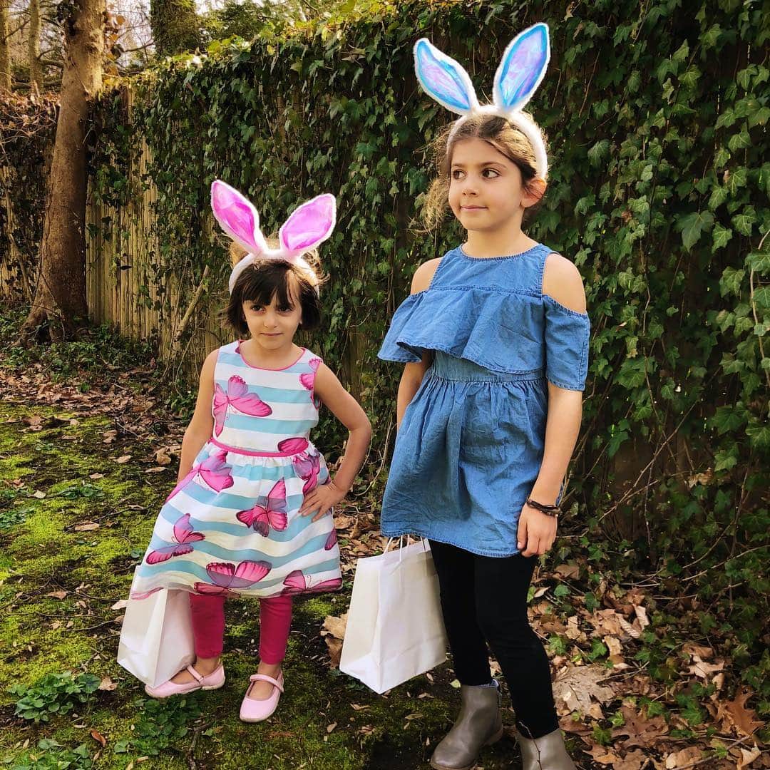 Ilana Wilesさんのインスタグラム写真 - (Ilana WilesInstagram)「This year’s egg hunt has been called on account of rain and needs to be reformulated for indoors. Throwback to last year’s game faces 🐣🐰🌸 Happy Easter!」4月21日 23時16分 - mommyshorts