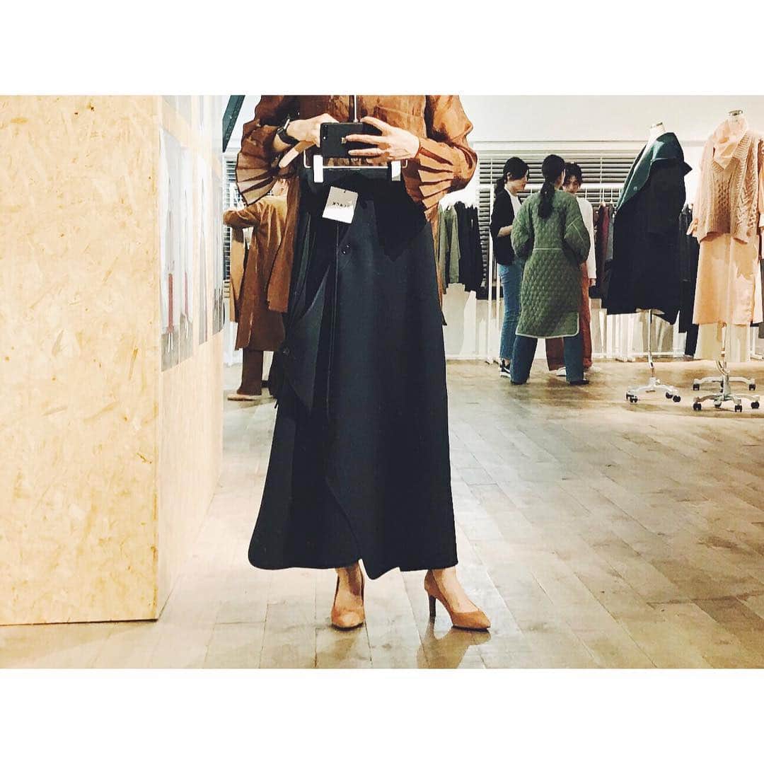 権藤朱実さんのインスタグラム写真 - (権藤朱実Instagram)「♪ BLACK BY MOUSSY  2019 FALL / WINTER EXHIBITION 先日の展示会。 ギリギリセーフで間に合いました〜 パンツをオーダーさせていただいたよ♡ 裾がかわゆいの☺︎ このスカートも気になった♡ #brand #BLACKbyMOUSSY #blkby #ブラックバイマウジー →@blackbymoussy_official #Japan #Tokyo #fashion #exhibition #bottom #akephoto #akeevent #展示会 #秋 #冬 #パンツ #スカート #model #satorujapan #akemigondo  #モデル #サトルジャパン #権藤朱実 →@satorujapan_official @akemigondo ☑︎プロフィールのリンクにて、blog更新中！ My blog『ake photo』 →http://ameblo.jp/akemi-gondo/ @ponpon_marcy ☺︎thank you♡」4月21日 23時17分 - akemigondo