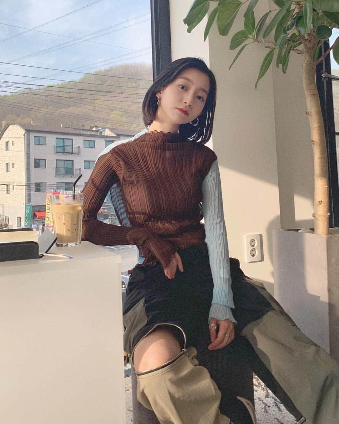 のインスタグラム：「date with my best friend @_mni_eden 💕 ・ #うめしふく #theinternet #mirrorme #더인터넷 #toneselectgoods #이배재제빵소 #nagolic #umekorea」