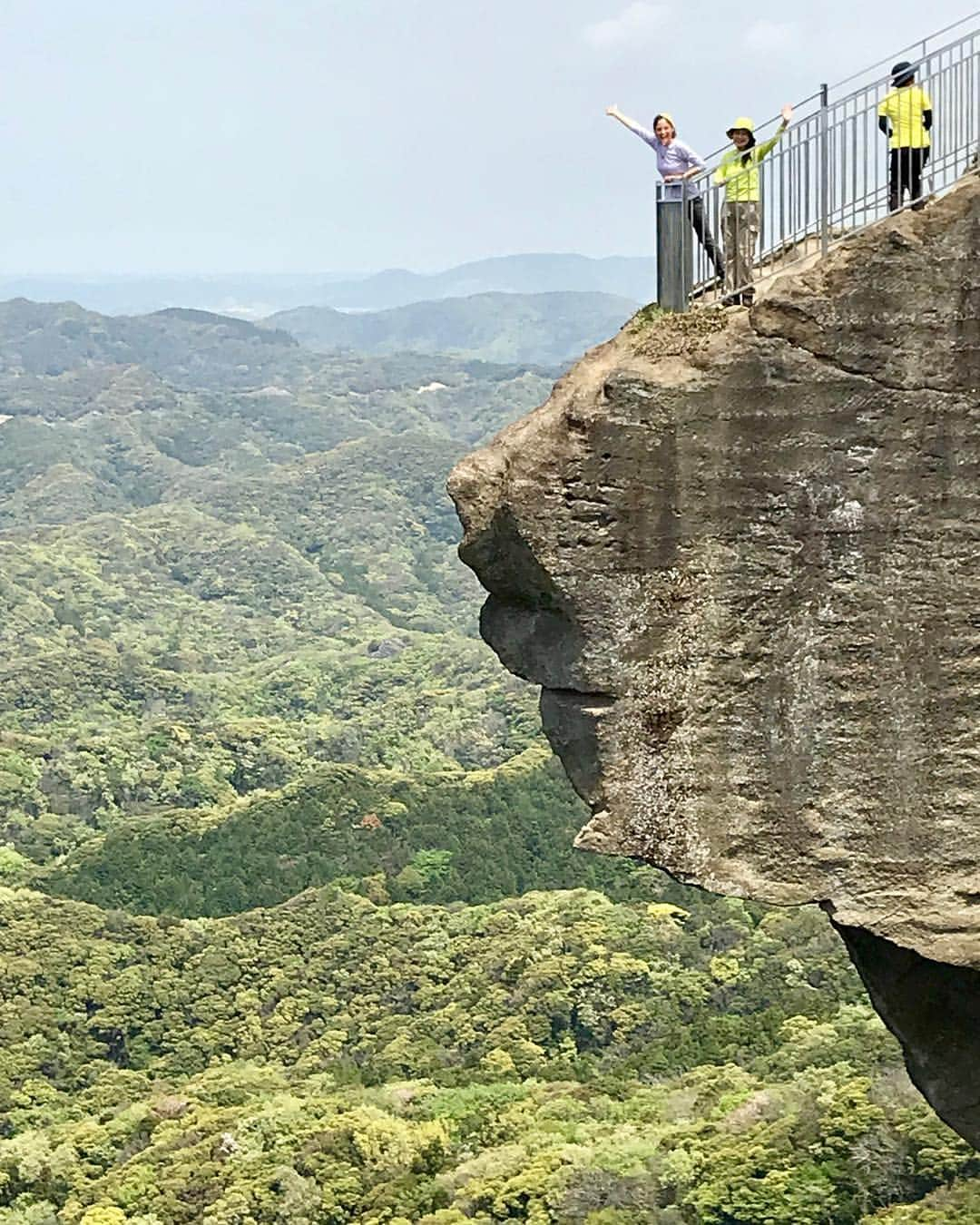 仲川希良さんのインスタグラム写真 - (仲川希良Instagram)「地獄、覗いてまいりました……！ ・ ・ 山あそびクラブ「鋸山・貝焼バイキングツアー」にお集まりいただいたみなさん どうもありがとうございました🍀🍀 ・ のんびり日帰り山旅 のどかなお天気で楽しかったです (貝の網焼き食べ放題の間は戦い感出てたかもしれませんが笑) ・ 写真まとめたらまたアップしますね！ ・ 脚をよくストレッチしておやすみくださいませ🌟 ・ ・ #⛰ #石井スポーツ #山あそびクラブ #山旅 #ハイキング 写真は #鋸山 の #地獄のぞき ！！」4月21日 23時41分 - kiranakagawa