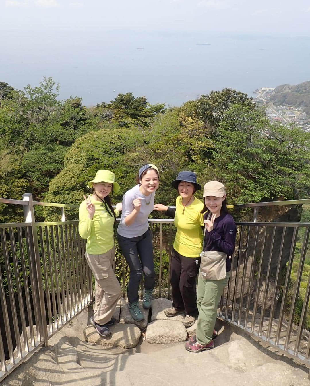 仲川希良さんのインスタグラム写真 - (仲川希良Instagram)「地獄、覗いてまいりました……！ ・ ・ 山あそびクラブ「鋸山・貝焼バイキングツアー」にお集まりいただいたみなさん どうもありがとうございました🍀🍀 ・ のんびり日帰り山旅 のどかなお天気で楽しかったです (貝の網焼き食べ放題の間は戦い感出てたかもしれませんが笑) ・ 写真まとめたらまたアップしますね！ ・ 脚をよくストレッチしておやすみくださいませ🌟 ・ ・ #⛰ #石井スポーツ #山あそびクラブ #山旅 #ハイキング 写真は #鋸山 の #地獄のぞき ！！」4月21日 23時41分 - kiranakagawa