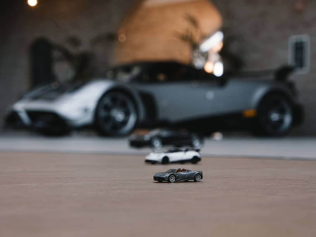 パガーニ・アウトモビリのインスタグラム：「When the Easter Eggs Hunt gets really interesting... Happy Easter everyone from the Pagani family! May all your wishes come true!  #pagani #easter #huayra #huayrabc」