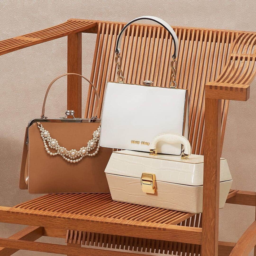 MATCHESFASHION.COMさんのインスタグラム写真 - (MATCHESFASHION.COMInstagram)「Timeless, elegant, luxe: From @simonerocha_ to @staud.clothing and @miumiu, hit the link in bio to discover our edit of top handle bags.」4月21日 23時26分 - matches