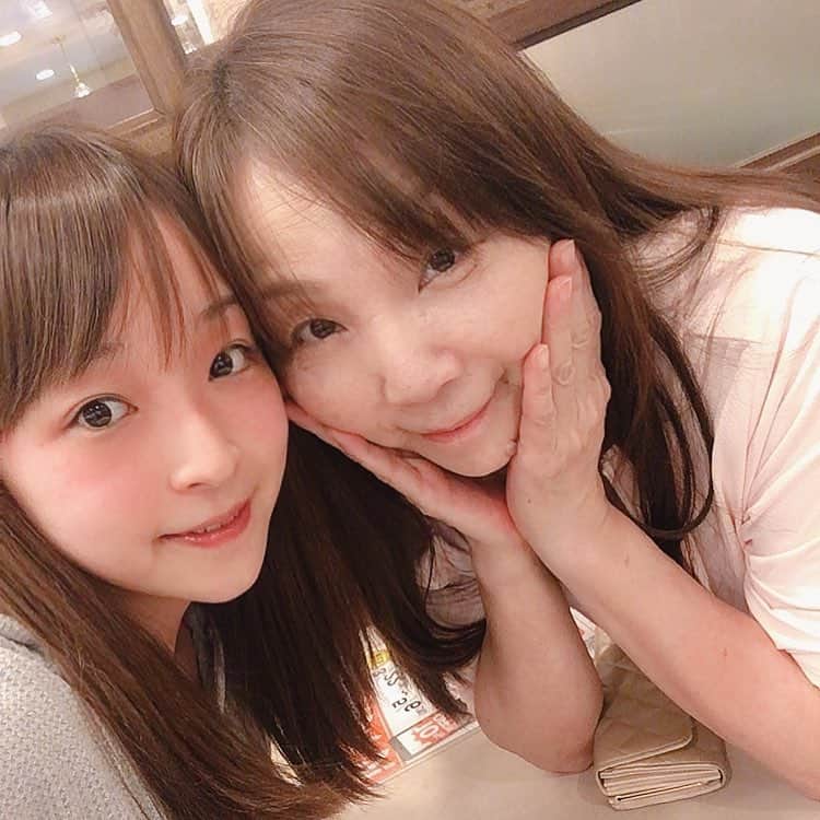 くぼたみかのインスタグラム：「The best mom in the world.❤️ 最も愛するママ💋❤️ #mom #love #bff #ママ #母 #25年後の私☺️」