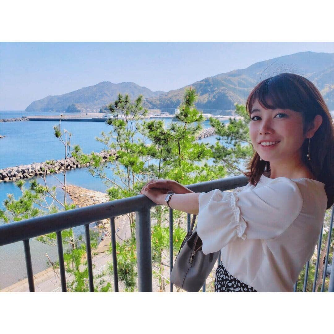 梅山茜さんのインスタグラム写真 - (梅山茜Instagram)「. ＊花回廊💐▷▷お魚🐟＊ . 遅ればせながら半月程前に行った土佐の写真たち📷 花回廊ちゃんと見に行ったのは初めてだったけど 花とお城の共演はすごく素敵でした✨ お城に映るプロジェクションマッピングも綺麗だった🏯 他にも色とりどりの和傘や風情のある灯籠など ちょうど満開の桜とぴったりだった🌸🌸 そして次の日は久しぶりの久礼大正町市場へ🐟 ここ本当大好き！美味しいものばかり！ カツオはタタキもいいけど新鮮なお刺身も最高💕 もちろんひろめ市場も行ってウツボにアオサノリに 餃子にキュウリにお寿司に、、と 有名どころは全部制覇しといた👼🏻 やっぱりいつ行っても楽しいが詰まってる場所でした🎀 四国全県魅力がたくさんで飽きないなあ。。。💛 . 東京出張から帰ってきました✈️ また詳しく話しますね☺️🙏🏻 . #四国放送#四国#高知#徳島#花回廊#高知城#桜#夜桜#和傘#久礼大正町市場#高知旅行#徳島旅行#東京#出張#写真好きな人と繋がりたい#ひろめ市場#女子アナ#ゴジカル#インスタ映え#sns映え#カツオ#ウツボ#プロジェクションマッピング#アナウンサー#アニエスベー」4月21日 23時37分 - umeyama_akane