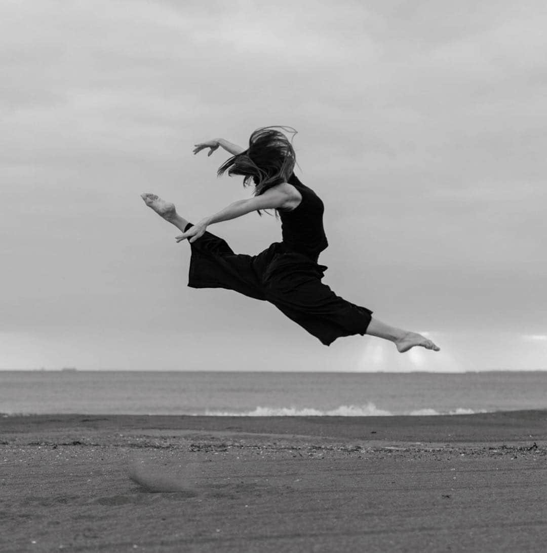 池田美佳さんのインスタグラム写真 - (池田美佳Instagram)「翔、飛、跳。  dancer : Ikeda Mika photo : Murayama Takao @daybookphotograph  #photographer #dancer  #海 #artwork」4月21日 23時31分 - mikaring72