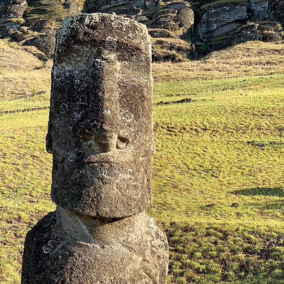 アンダーソン・クーパーのインスタグラム：「Had an amazing trip to #EasterIsland. Tonight the story airs on @60minutes. #RapaNui.🗿🗿🗿🗿」