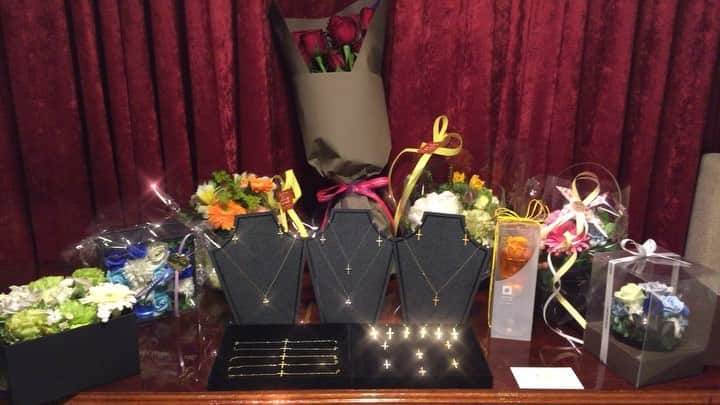 五十嵐麻朝のインスタグラム：「mipjewelry  芸能界を引退し8ヶ月が過ぎようとしています。 2019年1月31日、自分の誕生日に株式会社MIPを設立。 ジュエリー部門として初の展示会を開催する事が出来ました。展示会前日は緊張感からか正直眠れなかったりしました。 人生かけて勝負してます。 妥協せずクオリティ上げて何度も作り直した甲斐もあり、自信を持ってご紹介出来たと考えています。 今回の展示会は、あえて何も情報を発信せず、初見のお客様の反応を凄く感じたいと思い、ジュエリーの写真は載せませんでした！ どんなジュエリーなのか、ドキドキしながら、展示会に来てほしいじゃないですか^ ^ 急な発表だったのにも関わらず沢山の方に見てもらえて、凄く嬉しかったです。 MIPのアカウント、Instagram、Twitterと両方作らせて頂きました。 これから情報を発信していきますので、フォローお願い致します！  Instagram@mip_jewelry Twitter@mip_ jewelry  素敵なお花に囲まれて、最高かよっ😂  #mip #jewelry #mipjewelry #ジュエリー #アクセサリー #ネックレス #ブレスレット #ピアス #イヤリング #イエローゴールド #yellowgold #k18 #K22 #プラチナ #platinum #pt #pt900 #ダイヤモンド #diamond #オーダー #セミオーダー #株式会社MIP #展示会」