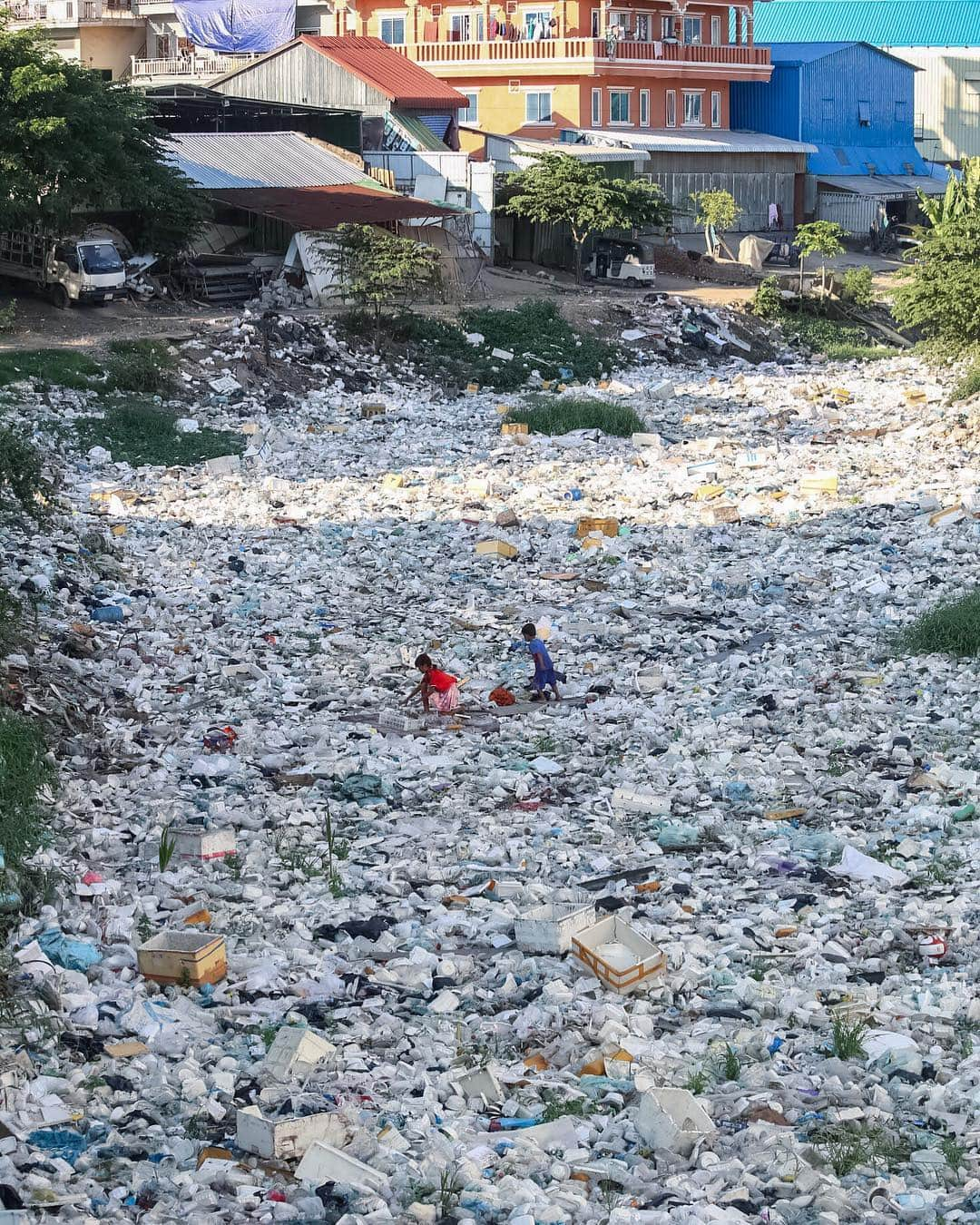 Shunsuke Miyatakeさんのインスタグラム写真 - (Shunsuke MiyatakeInstagram)「A girl and a boy picking up garbages on a floating garbages in the river, Steung Meanchey, Phnom Penh. #WHPplanetearth」4月21日 23時41分 - casadetake