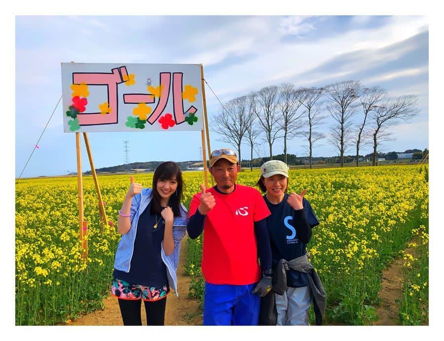 高橋万里恵さんのインスタグラム写真 - (高橋万里恵Instagram)「*﻿ 今日は南相馬の上野さんに会いに😊﻿ 菜の花迷路のお手伝いをしました🌸👍﻿ .﻿ 上野さんを通して知り合ったなおみさん✨ @naomiiii02この場所で会えて嬉しかったです👀﻿ みんなで笑いながらの迷路作り😊 .﻿ GWには毎年沢山の人が笑顔で迷路を駆け回ってます😆﻿ 今年は私もGW中お手伝いに伺います🌸🌸﻿ .﻿ #福島 #南相馬 #萱浜 #萱浜菜の花迷路 #菜の花迷路 #ゴールデンウィーク #みんなで迷路作り #完成 #感動 #ただ明日は確実に筋肉痛」4月21日 23時41分 - marie__takahashi