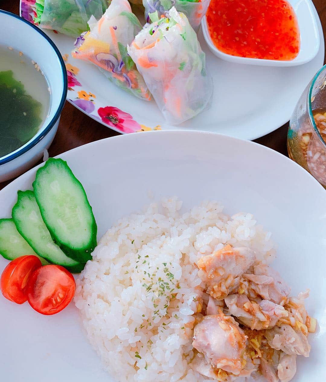 成瀬心美さんのインスタグラム写真 - (成瀬心美Instagram)「🇹🇭 . . ランチつくった！ . カオマンガイ (シンガポールチキンライス) 生春巻き わかめスープ . . とってもかんたん！ すぐ出来た☺️！ . . #lunch #cooking #thai #thaifood #カオマンガイ #生春巻き #わかめスープ #yammy」4月21日 23時47分 - coco3ndazo
