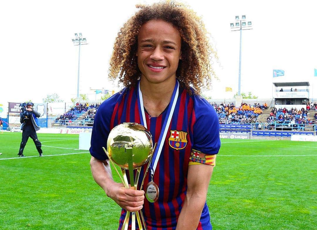 シャビ・シモンズさんのインスタグラム写真 - (シャビ・シモンズInstagram)「The best way to celebrate my birthday! Champions!!! 🔵🔴🏆 : : : : : : 📸: @photografer.pro #fútbol #ball #team #campeones #champions #mic #football #player #lovethisgame #motivation #gogoles #nike #xavi #xs #xavisimons #lamasia #fcbarcelona #barça #barcelona #equipo #nike #cumpleañosfeliz #birthday #happybirthdaytome」4月21日 23時44分 - xavisimons