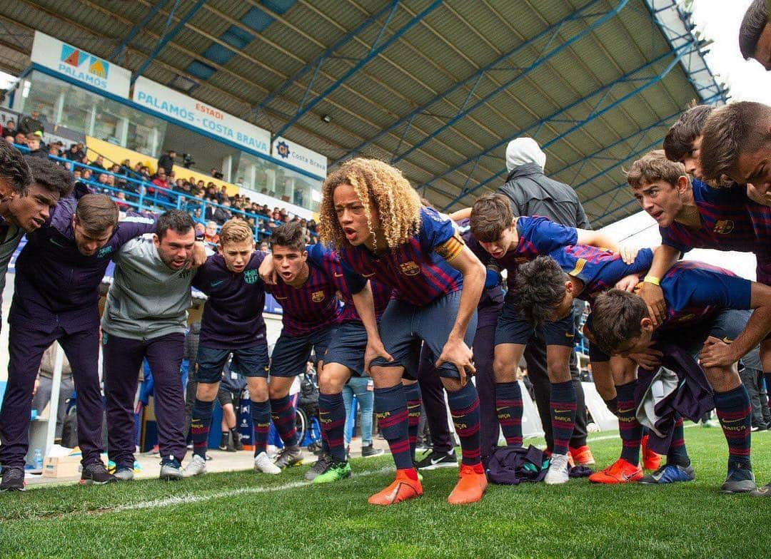 シャビ・シモンズさんのインスタグラム写真 - (シャビ・シモンズInstagram)「The best way to celebrate my birthday! Champions!!! 🔵🔴🏆 : : : : : : 📸: @photografer.pro #fútbol #ball #team #campeones #champions #mic #football #player #lovethisgame #motivation #gogoles #nike #xavi #xs #xavisimons #lamasia #fcbarcelona #barça #barcelona #equipo #nike #cumpleañosfeliz #birthday #happybirthdaytome」4月21日 23時44分 - xavisimons