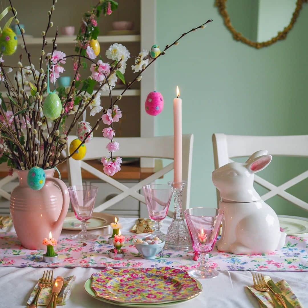 ローラアシュレイのインスタグラム：「Hey it’s @all.thats.pretty again, here’s a close up of the table, I love a pink candle & these Laura Ashley tall ones and mini tea lights were perfect for my Easter Table! I added the bunny jar because... well... because it’s Easter 🤣🤷🏼‍♀️! I don’t think any other reason is required! Have a lovely afternoon…」