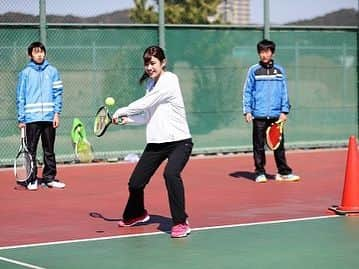 佐藤朱さんのインスタグラム写真 - (佐藤朱Instagram)「スマッシュ6月号🎾🎾 . 連載TENIGO！ 今回訪問したのは、海陽学園テニス部さん🙌 . 連載をいつも読んでくれていた生徒さんが、一緒にテニスしたかったんですって言ってくれて感動でした😭✨✨ . ぜひチェックしてくださいね！ #テニス #スマッシュ #テニスアイドル」4月21日 23時59分 - akari_miyagi