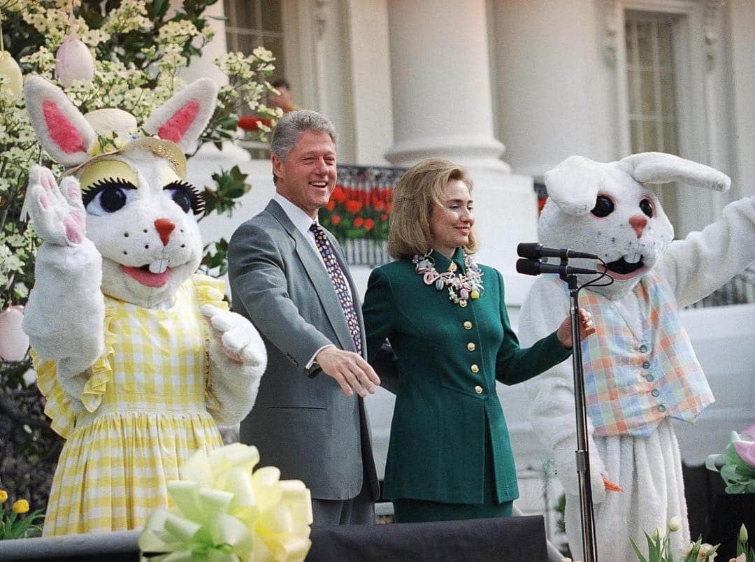 ヒラリー・クリントンさんのインスタグラム写真 - (ヒラリー・クリントンInstagram)「A throwback happy Easter to all who are celebrating today!⁣ ⁣ (AP Photo/J. Scott Applewhite)」4月21日 23時49分 - hillaryclinton