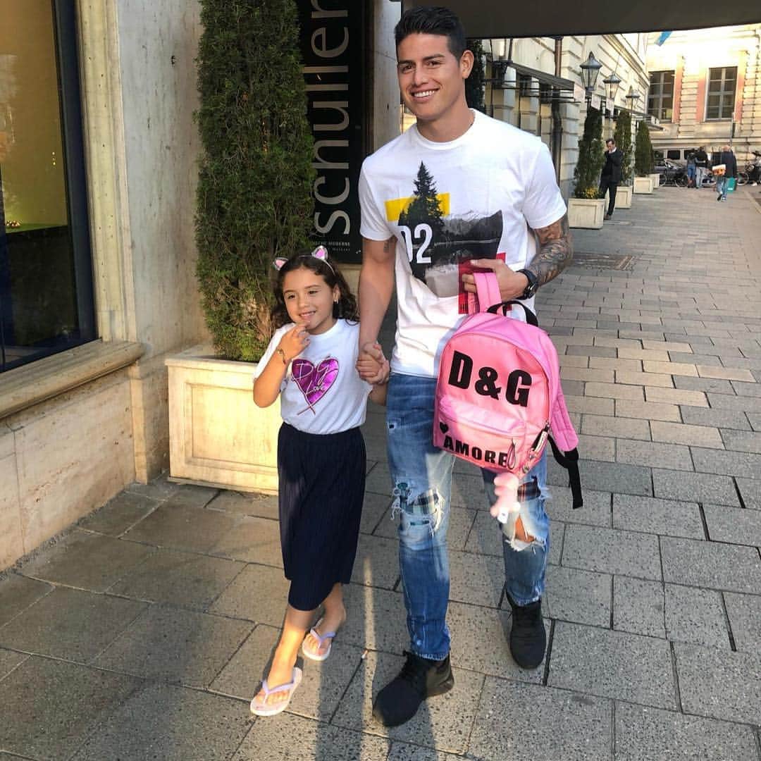 ハメス・ロドリゲスのインスタグラム：「Domingo ❤👧🏼」