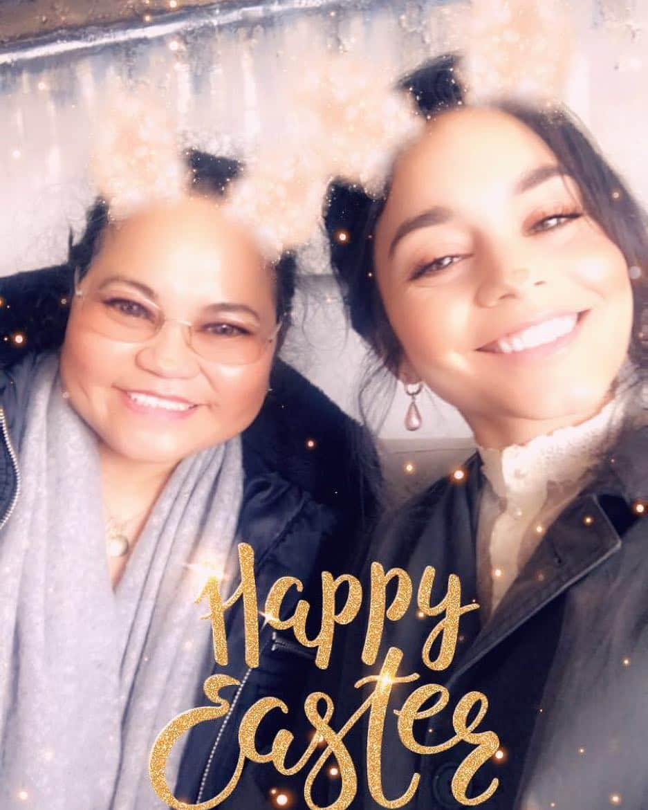 ヴァネッサ・ハジェンズさんのインスタグラム写真 - (ヴァネッサ・ハジェンズInstagram)「Happy Easter loves 💒🥚🐇💕」4月21日 23時58分 - vanessahudgens