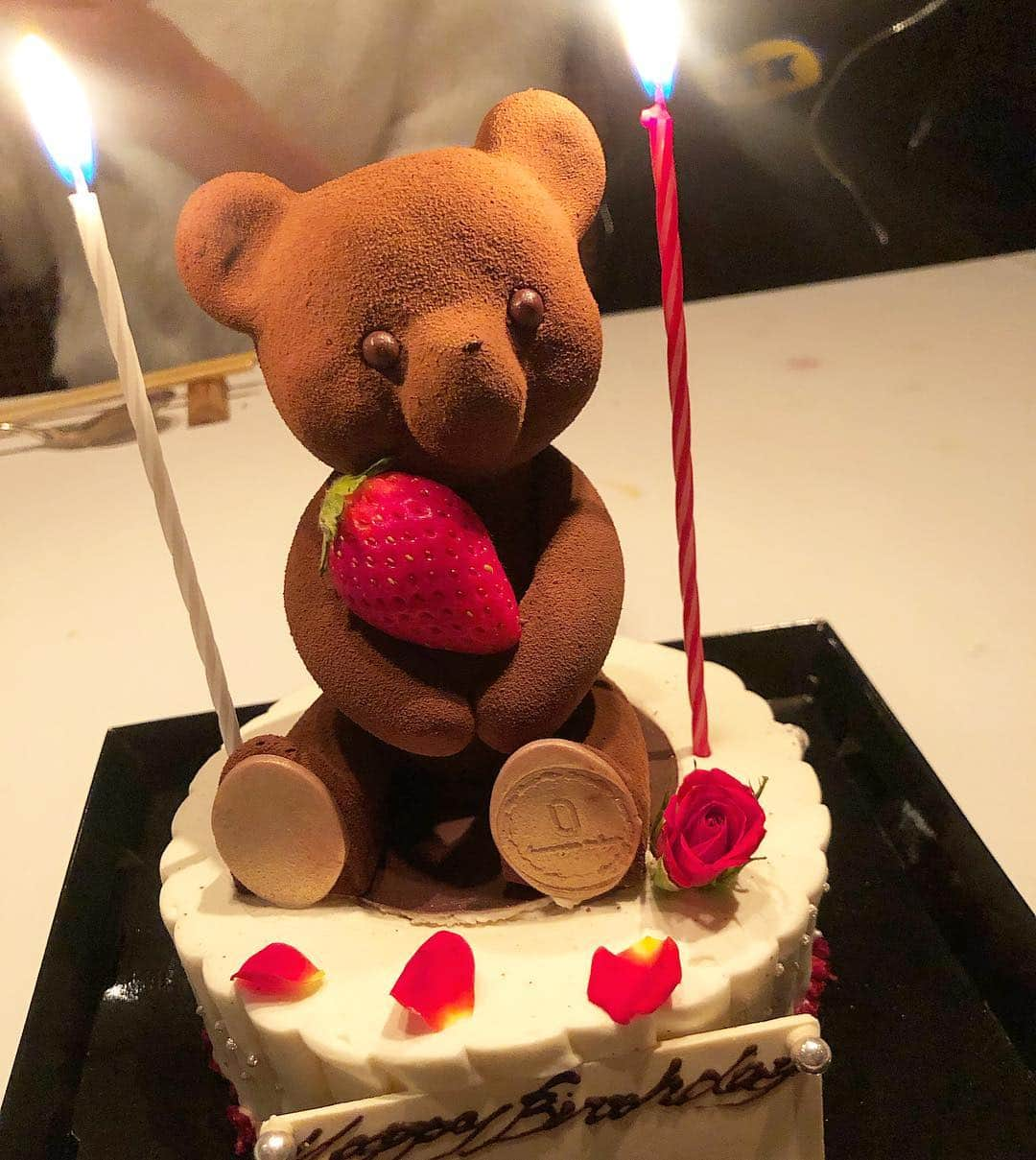 岩根沙恵子?さえみるさんのインスタグラム写真 - (岩根沙恵子?さえみるInstagram)「🐻 実は、本日4/21 私の誕生日でした💘 お祝いのメールやDM、LINEありがとうございます🥺💓💓 . 当日は大好きなカップルにお祝いしてもらって、なんと昨日「これ可愛い😍」と言っていたケーキが運ばれてきて💓 セレクトが流石すぎた😭！！！！とったも嬉しい💓サプライズで驚きました🤣👏 . dinnerは西麻布の［椿］♪ トリュフ尽くしで贅沢しまくりました🤣👏 ワインも美味しくて大満足😭💓 ありがとうございました！！🌟 . もう帰宅して、しっぽり赤ワインなう🍷♡ 明日も朝から撮影などあるので早めに寝ます♪ . やりたいことやって、いろんな準備に取り掛かる年になる予定です。頑張ります！ . またゆっくり返信返させてね💓  #mybirthday #マイバースデー #誕生日ケーキ #くまちゃんケーキ #louangetokyo #louange #くまケーキ #🎂 #happybirthday #西麻布椿 #椿 #春生まれ #春 #春大好き #springbirthday」4月21日 23時59分 - saemiltiii