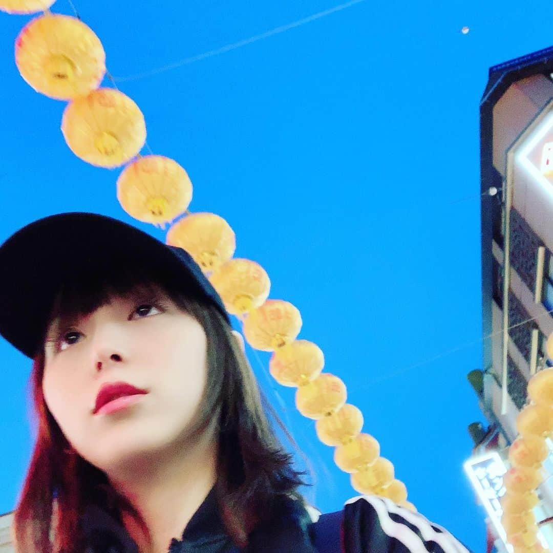 平野綾さんのインスタグラム写真 - (平野綾Instagram)「先月、母と横浜中華街に行った時の写真。﻿ ﻿ ﻿ さっきまで一生懸命LIVEのこと考えて頭使って、﻿ この時間にお腹が空いてしまって美味しいそうな写真ばっかり見て気を紛らわしています。﻿ ﻿ ……逆効果か∑(ﾟДﾟ)⁈﻿ ﻿ ﻿ お腹空いたぁ💨💨💨﻿ ﻿ ﻿ ﻿ 菜香新館﻿ 神奈川県横浜市中区山下町192﻿ ﻿ ﻿ 子供の頃から家族で行くお店↑﻿ ﻿ ﻿ ﻿ #横浜中華街 #元町中華街 #chinatown ﻿ #菜香新館  #ayahirano #平野綾  #お腹空いた …。」4月21日 23時59分 - a_ya.hirano