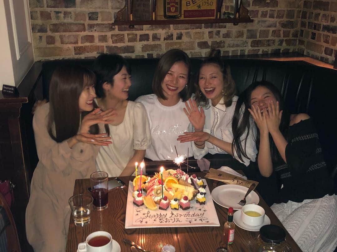 倉田瑠夏さんのインスタグラム写真 - (倉田瑠夏Instagram)「なおりんの誕生日ってだけで幸せなのに、大好きな人たちと幸せしかない時間を過ごせたよ♡ . . . なおりんありがとう♡ . . .  出会えたことに感謝...🌸 . .  #bff #birthday #love #happy #🎉 #fam #idoling」4月22日 0時00分 - ruka.kurata