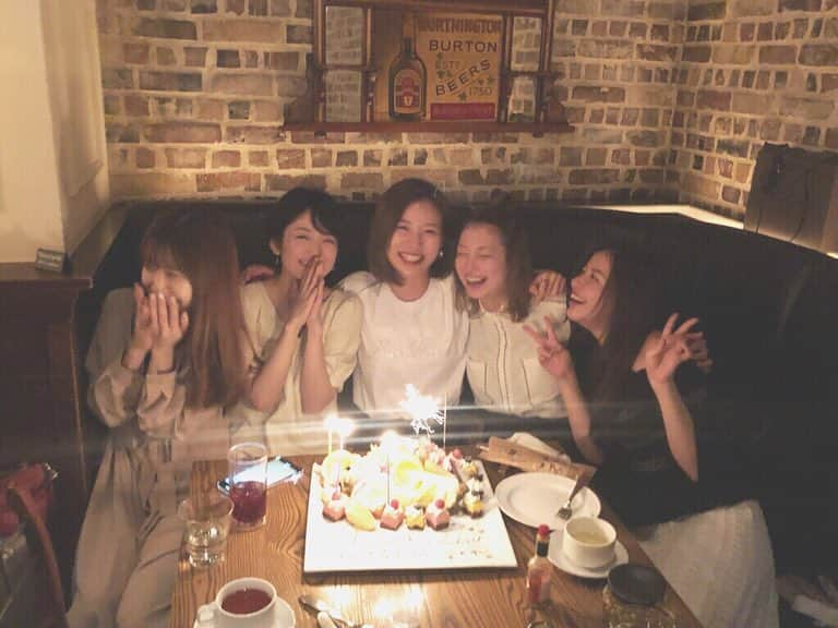 倉田瑠夏さんのインスタグラム写真 - (倉田瑠夏Instagram)「なおりんの誕生日ってだけで幸せなのに、大好きな人たちと幸せしかない時間を過ごせたよ♡ . . . なおりんありがとう♡ . . .  出会えたことに感謝...🌸 . .  #bff #birthday #love #happy #🎉 #fam #idoling」4月22日 0時00分 - ruka.kurata