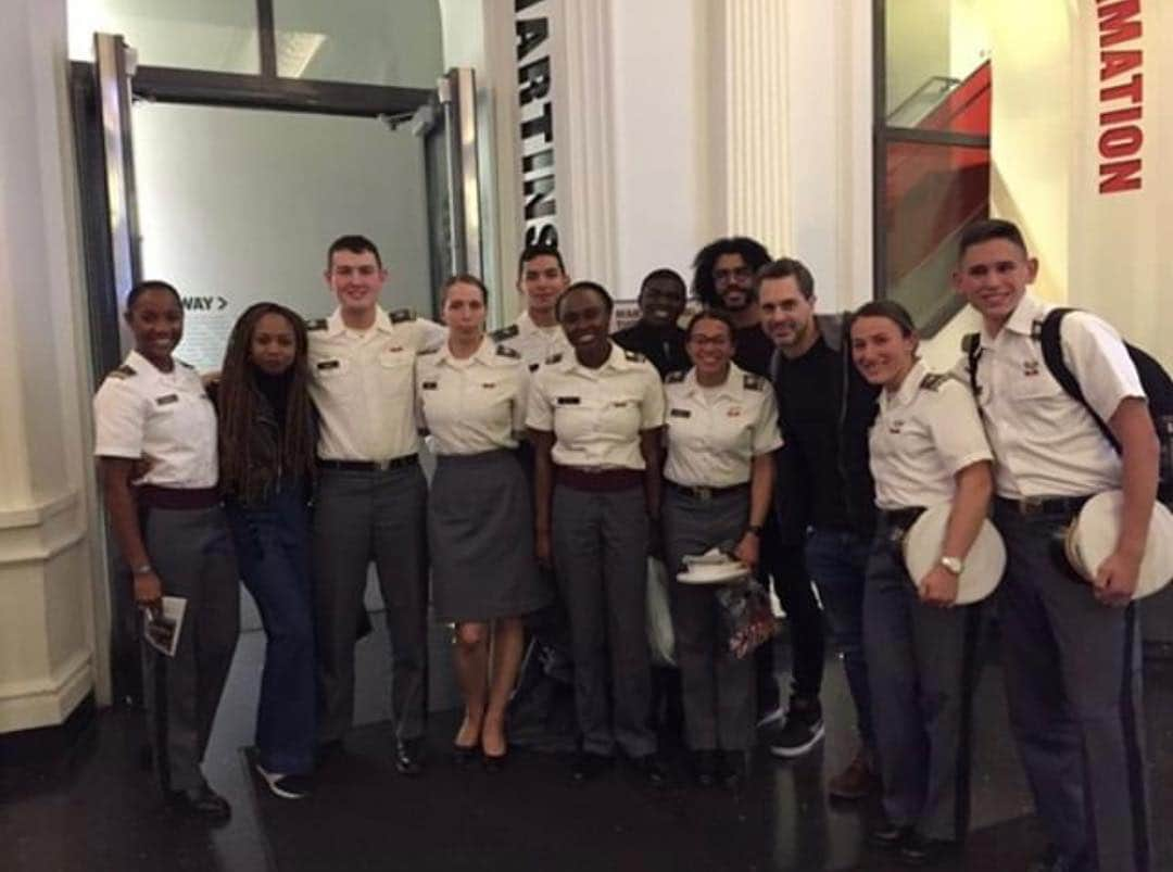 トーマス・サドスキーさんのインスタグラム写真 - (トーマス・サドスキーInstagram)「Last night we had the honor of meeting and performing for these amazing cadets from West Point’s theatre guild, including one cadet from Kosovo. She is the first from her amazing country to train alongside our incredible servicewomen and servicemen. Completely in awe of all of these folks. Thank you @geomindy for bringing them and for all that you do. 🇺🇸 🇽🇰 🎭🐀」4月22日 5時34分 - thomas_sadoski