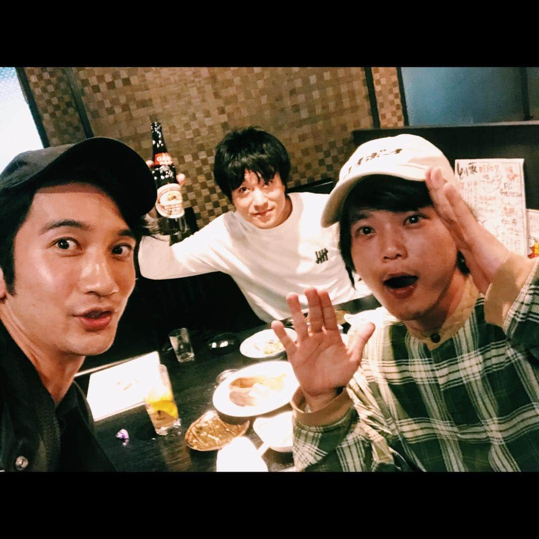 桜井雅斗さんのインスタグラム写真 - (桜井雅斗Instagram)「go!go!vanillasライブ終わりに、先輩DJの飯室大吾さんと、Brian the Sun ベースのハルキくんと飲み🍻  めちゃくちゃ楽しい話さしてもらいました🔥  #吉本新喜劇 #よしもと新喜劇 #新喜劇 #fm802 #BriantheSun #飯室大吾」4月22日 0時12分 - mst44