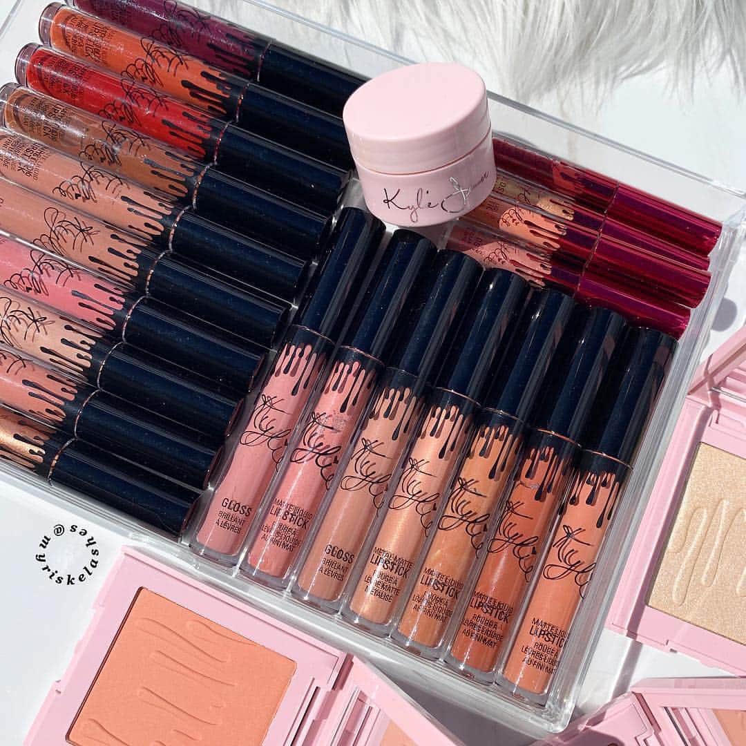 Kylie Cosmeticsさんのインスタグラム写真 - (Kylie CosmeticsInstagram)「This Kylie collection 😍 Just a few hours left of FREE SHIPPING on all domestic orders on KylieCosmetics.com! Free international shipping on orders $40+ ✨ Ends 11:59pm pst! 💋 Pic by @myriskelashes」4月22日 0時13分 - kyliecosmetics