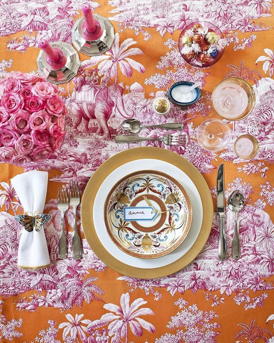 ELLE DECORさんのインスタグラム写真 - (ELLE DECORInstagram)「Let the Easter celebration begin! From colorful fabrics to unconventional centerpieces, click the link in our bio for some of our favorite #Easter table decor ideas, especially this gorgeous design by @annehepfer. Photo: Donna Griffith」4月22日 0時06分 - elledecor