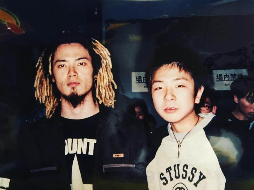 Shun さんのインスタグラム写真 - (Shun Instagram)「・ 📷① 1999年 渋谷ON AIR EAST(現O-EAST) にて。 ・ 📷② 2019年 渋谷JUMPにて(昨夜)。 ・ ・ 俺の中で理想のバンドマン像をひとり挙げるとすればそれはこの人、YOSHIYAさん @yoshiyaxxx (RADIOTS) 。変わらずそう言い続けてきてる。 俺が初めてライブハウスに行ったのがこの写真の日。埼玉のクソ田舎から電車に揺られて辿り着いた渋谷でのHUSKING BEE x BALZACの２マンライブ。この両バンドのライブは本当に最高だった。そのライブ中にステージ袖からダイブしてきて俺の上に落ちて来たのが当時SOBUTで大活躍のYOSHIYAさん(188cm)だった。 ・ ・ イベントが終わって、EASTのロビーでファンに囲まれているYOSHIYAさんに俺も勇気を出してぶっ込んで話しかけた。初めて話すリアルバンドマン(巨大)。 YOSHIYAさんはずっと俺の目を見て、親身になって会話してくれて、「SOBUTも頑張っていくからよ、応援宜しくなっ！」ってガチっと強い握手をしてくれたのをずーっと憶えてる。感動と衝撃と憧れが爆発して、アホな中坊の俺の中に「YOSHIYA」という常に200%な男の存在が残り続ける。 ・ 何事も「初めて」は人生にとって尊く大切な瞬間。素晴らしい記憶になることが多いけれど、場合によっちゃ失望や後悔に繋がることもある。 俺がもしあのとき「初めて触れるバンドマン」に適当な対応をされてたら… なんとなく幻想を抱いてたバンドマン像に傷がついたと思うし、ガッカリしてバンドやりたいという気持ちを持つことがなかったかもしれない。 そんな俺の初めての瞬間にYOSHIYAさんは火をつけてくれたんだな🔥本当にずーっと感謝してます。 そして今もっと感謝してること… 出会いから20年経った今もバリバリの現役で吠えてる姿を魅せてくれてありがとうございます👊🏻だから大好きなんです！押忍。 これからもそのデッカイ背中ずっと追いかけますよ。 夜露死苦ス！ ・ ・ ・ アコースティックで唄う場所をつくってくれたBLACK SWALLOW TATTOO ケンちゃん @kentaroooo14 、共演のアキラさん @akila_kinugawa そしてYOSHIYAさん、渋谷JUMP @shibuya_jump @michitomo_ohta ありがとうございました❗️またやりましょう🤘🏻🤘🏻 ・ ・ 次は5/1 茨城ひたちThumb @hirothumb で唄います。宜しく👊🏻 ・ ・ #blackswallowtattoo #radiots #sobut #fly81 #totalfat」4月22日 0時08分 - totalfat.shun