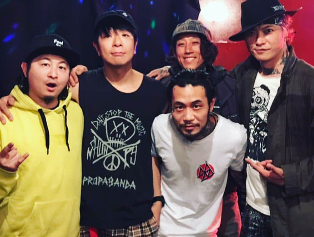 Shun さんのインスタグラム写真 - (Shun Instagram)「・ 📷① 1999年 渋谷ON AIR EAST(現O-EAST) にて。 ・ 📷② 2019年 渋谷JUMPにて(昨夜)。 ・ ・ 俺の中で理想のバンドマン像をひとり挙げるとすればそれはこの人、YOSHIYAさん @yoshiyaxxx (RADIOTS) 。変わらずそう言い続けてきてる。 俺が初めてライブハウスに行ったのがこの写真の日。埼玉のクソ田舎から電車に揺られて辿り着いた渋谷でのHUSKING BEE x BALZACの２マンライブ。この両バンドのライブは本当に最高だった。そのライブ中にステージ袖からダイブしてきて俺の上に落ちて来たのが当時SOBUTで大活躍のYOSHIYAさん(188cm)だった。 ・ ・ イベントが終わって、EASTのロビーでファンに囲まれているYOSHIYAさんに俺も勇気を出してぶっ込んで話しかけた。初めて話すリアルバンドマン(巨大)。 YOSHIYAさんはずっと俺の目を見て、親身になって会話してくれて、「SOBUTも頑張っていくからよ、応援宜しくなっ！」ってガチっと強い握手をしてくれたのをずーっと憶えてる。感動と衝撃と憧れが爆発して、アホな中坊の俺の中に「YOSHIYA」という常に200%な男の存在が残り続ける。 ・ 何事も「初めて」は人生にとって尊く大切な瞬間。素晴らしい記憶になることが多いけれど、場合によっちゃ失望や後悔に繋がることもある。 俺がもしあのとき「初めて触れるバンドマン」に適当な対応をされてたら… なんとなく幻想を抱いてたバンドマン像に傷がついたと思うし、ガッカリしてバンドやりたいという気持ちを持つことがなかったかもしれない。 そんな俺の初めての瞬間にYOSHIYAさんは火をつけてくれたんだな🔥本当にずーっと感謝してます。 そして今もっと感謝してること… 出会いから20年経った今もバリバリの現役で吠えてる姿を魅せてくれてありがとうございます👊🏻だから大好きなんです！押忍。 これからもそのデッカイ背中ずっと追いかけますよ。 夜露死苦ス！ ・ ・ ・ アコースティックで唄う場所をつくってくれたBLACK SWALLOW TATTOO ケンちゃん @kentaroooo14 、共演のアキラさん @akila_kinugawa そしてYOSHIYAさん、渋谷JUMP @shibuya_jump @michitomo_ohta ありがとうございました❗️またやりましょう🤘🏻🤘🏻 ・ ・ 次は5/1 茨城ひたちThumb @hirothumb で唄います。宜しく👊🏻 ・ ・ #blackswallowtattoo #radiots #sobut #fly81 #totalfat」4月22日 0時08分 - totalfat.shun