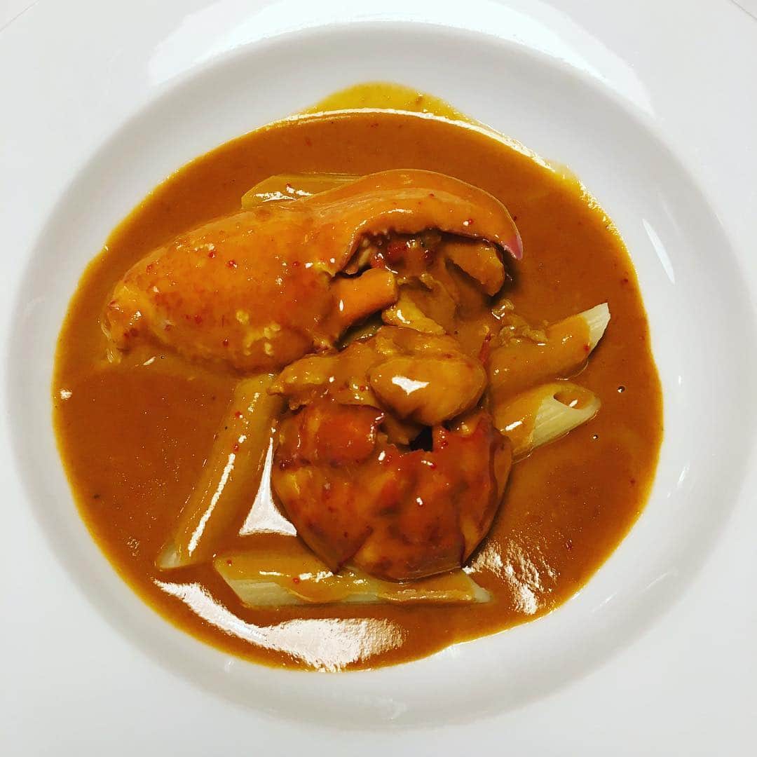 志摩有子さんのインスタグラム写真 - (志摩有子Instagram)「荻野シェフが出版されたばかりの新刊「フランス料理の基本講座」を記念した特別コースが魅力的すぎて突撃。白アスパラガスのマルデーズソースもオマール海老のアメリケーヌソースも牛ロースの赤ワインソースもフランス料理の王道ソースの美味しさを改めて実感。もちろん塊肉のもりもり加減と肉汁プッシャーはいつも通りというかいつも以上。食べられてよかった。ポムフリットも食べたかったなー。 #フランス料理の基本講座 #肉汁地獄 #肉焼き名人 @shinyaogi #美味しゅうございました」4月22日 0時09分 - ariko418
